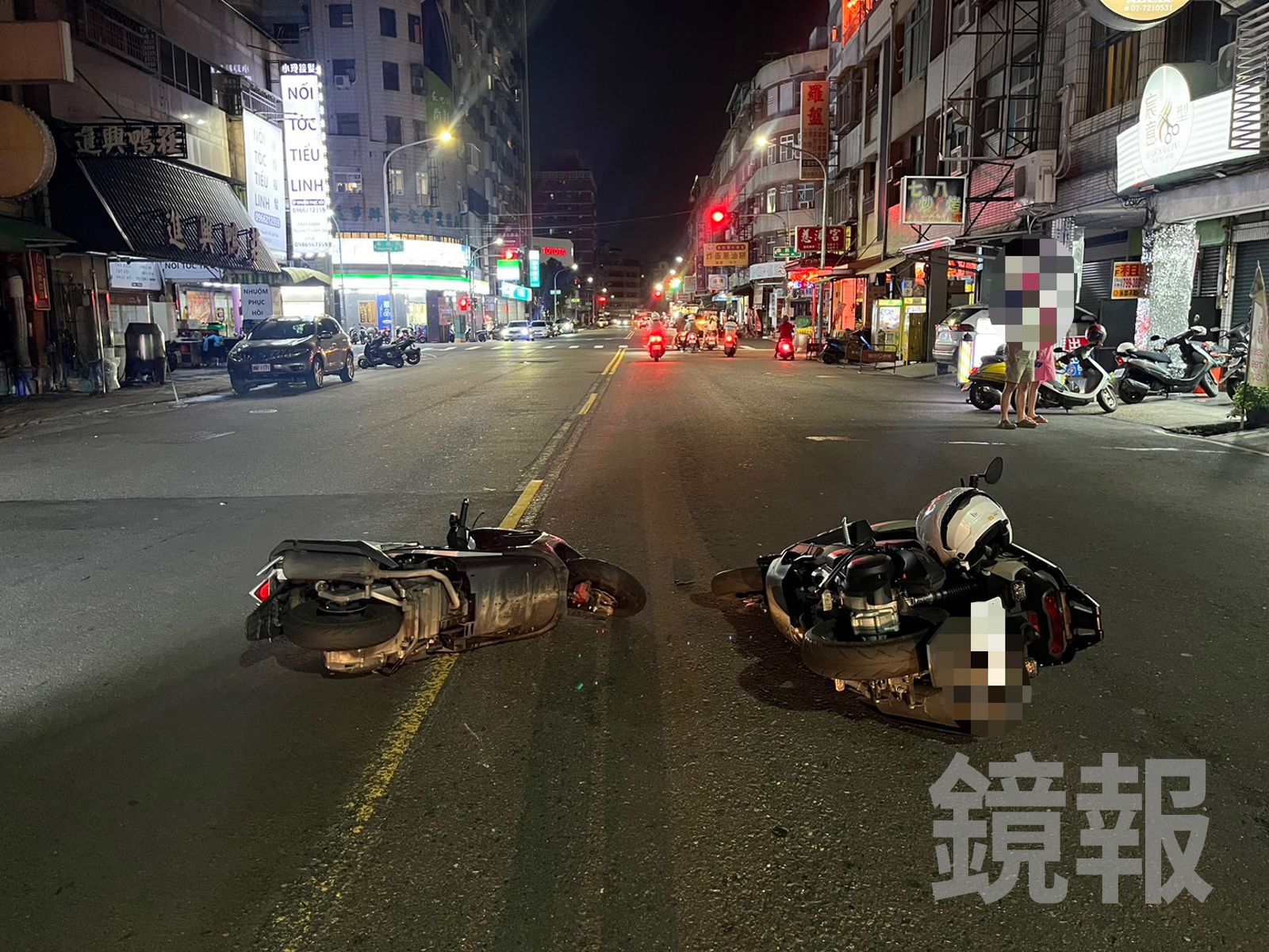 鳳山路中央驚見眼鏡蛇，害兩騎士急煞追撞。讀者提供