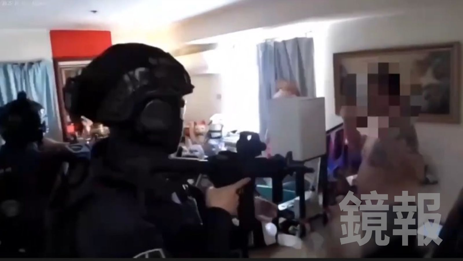 警方攻堅明仁會據點。翻攝畫面