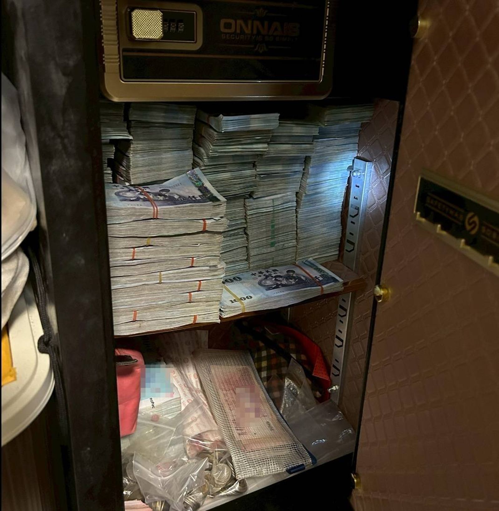 鈔票堆成山！9「肥羊」誤信假投資APP被騙3000多萬　南打直搗巢穴抄出千萬贓款