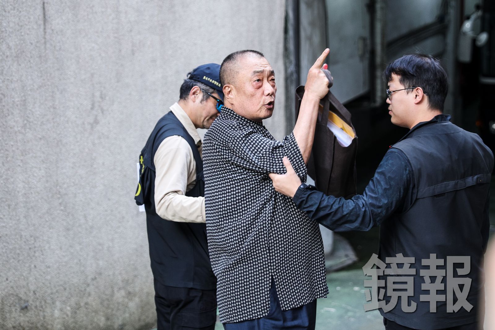 法警連午餐都吐出來!北檢潑屎翁9萬交保 法院提「3大禁令」免羈押