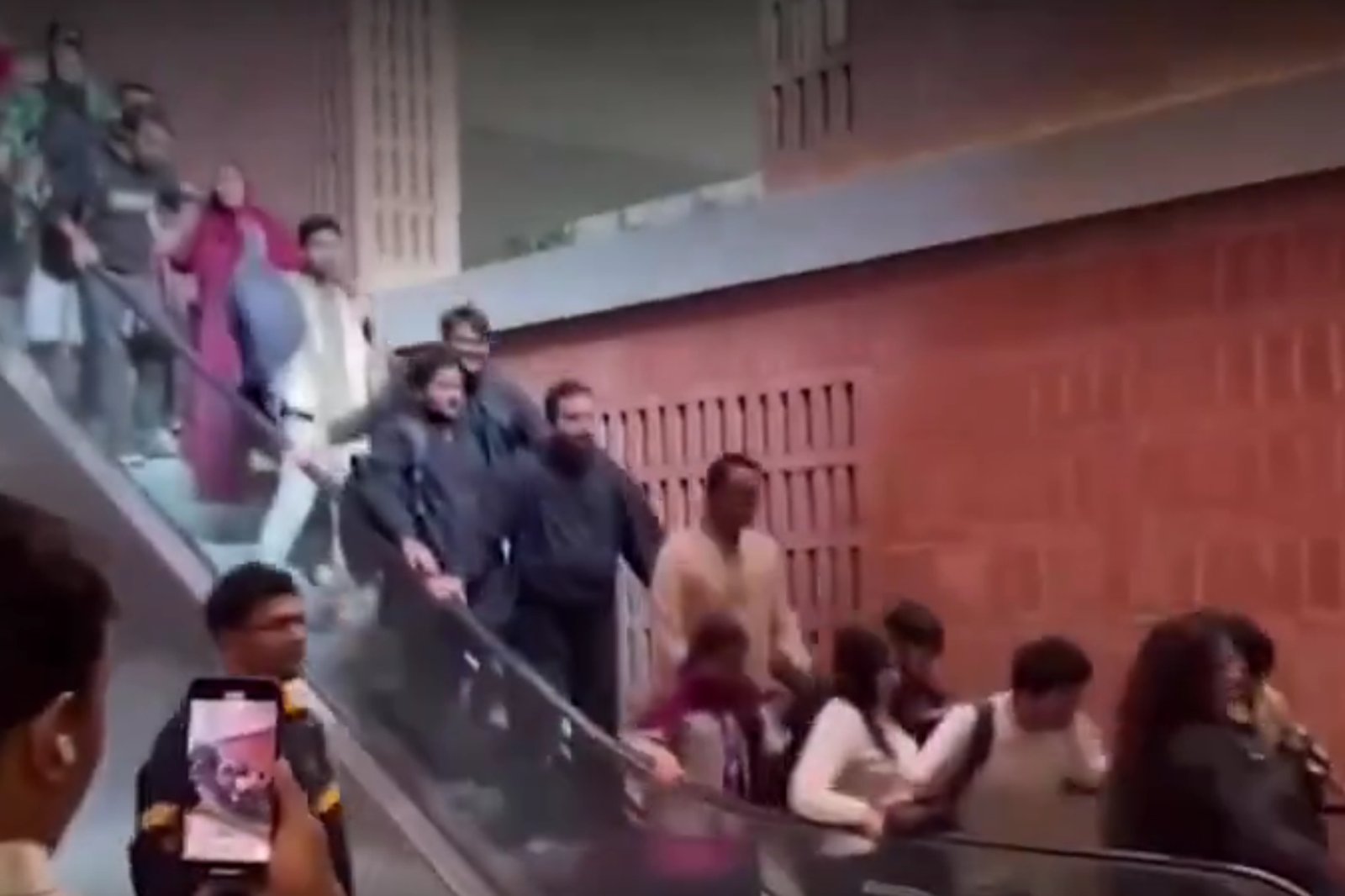 沒有快轉！孟加拉大學手扶梯「高速行駛」　16秒驚悚畫面曝
