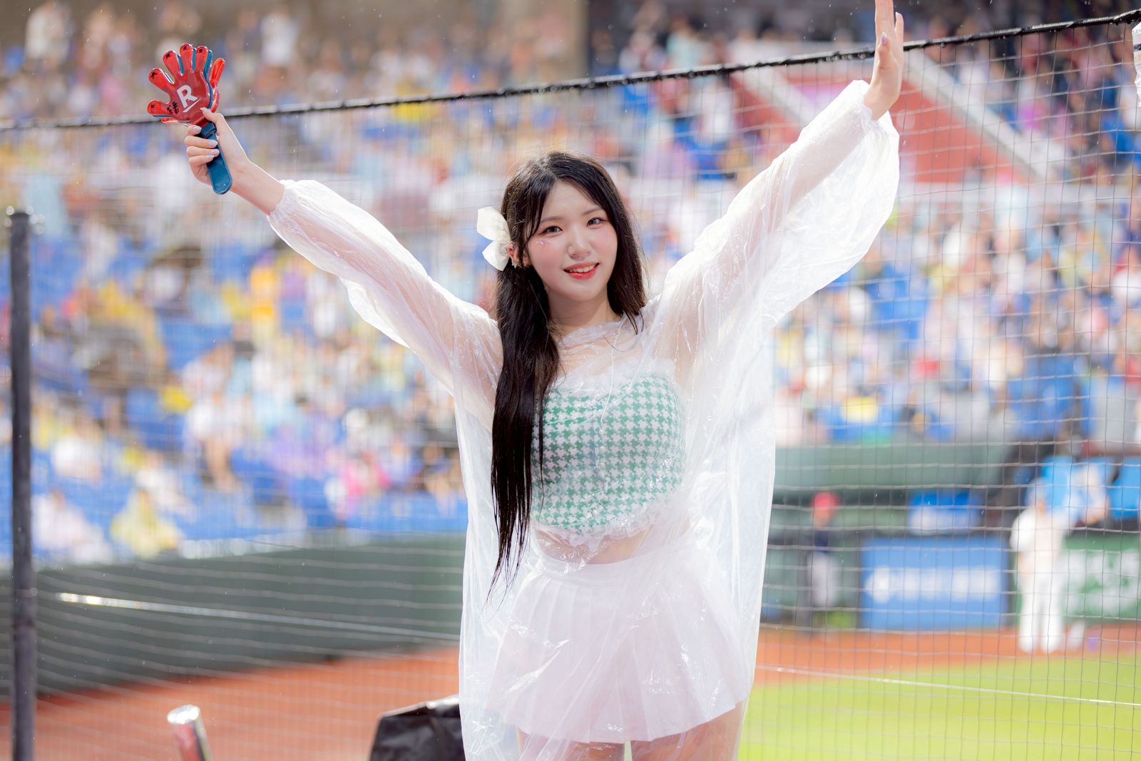 廉世彬、禹洙漢剛抵台直奔球場!雨天應援「透視」登場 她神救援