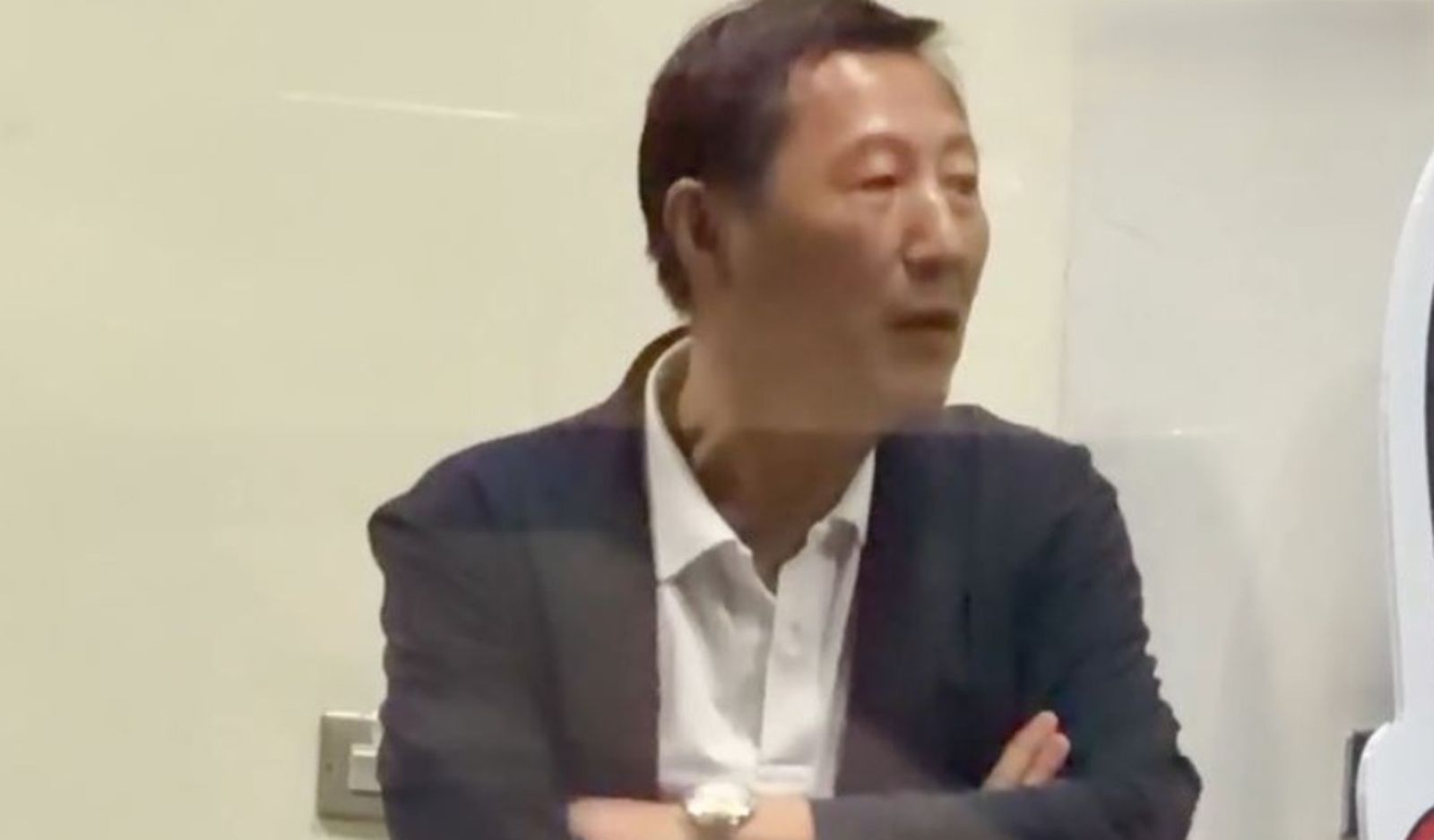 警方到 機場攔人抓前縣長吳俊立,法官裁定500萬交保、戴電子腳環。讀者停工