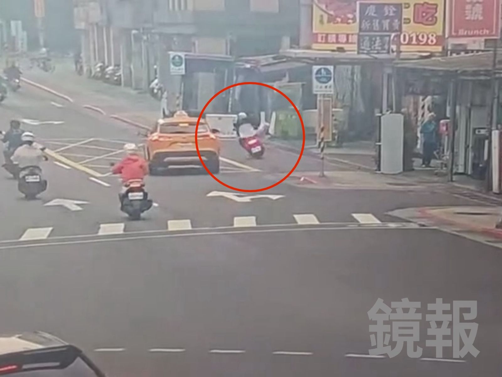 上班變噩夢！騎士路口連撞兩物體　雙腿嚴重骨折送醫急救