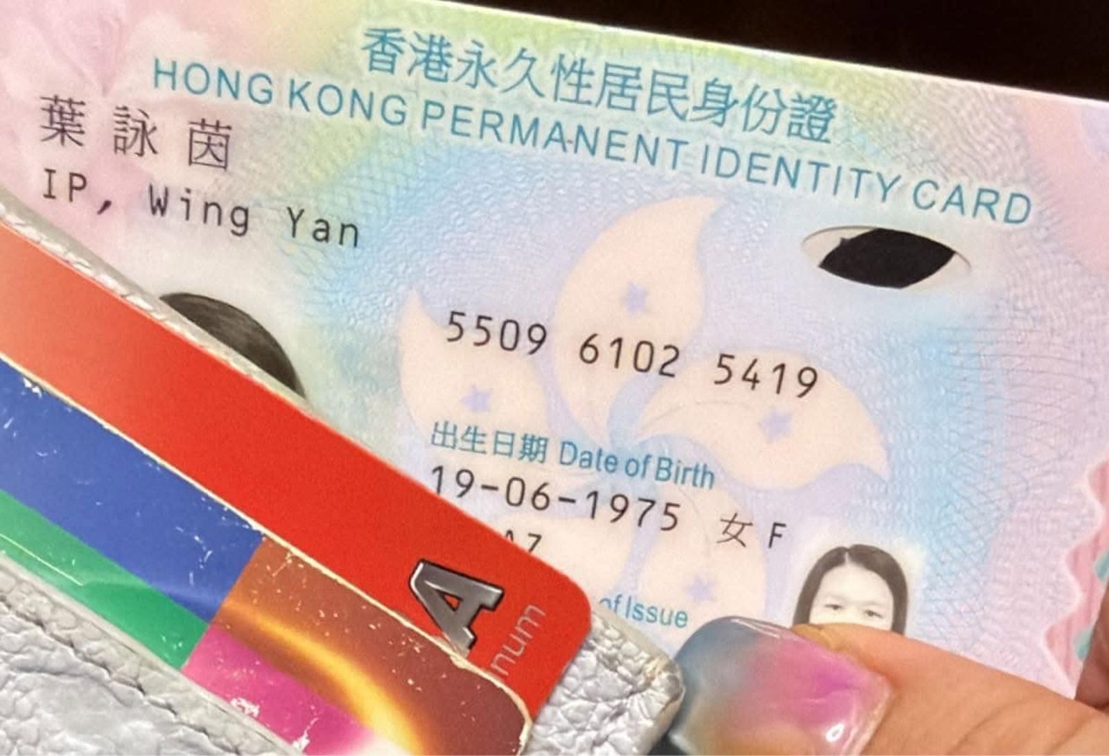 妹子撿到的皮夾裡面有身分證。圖/臉書@香港失物報失及認領群組