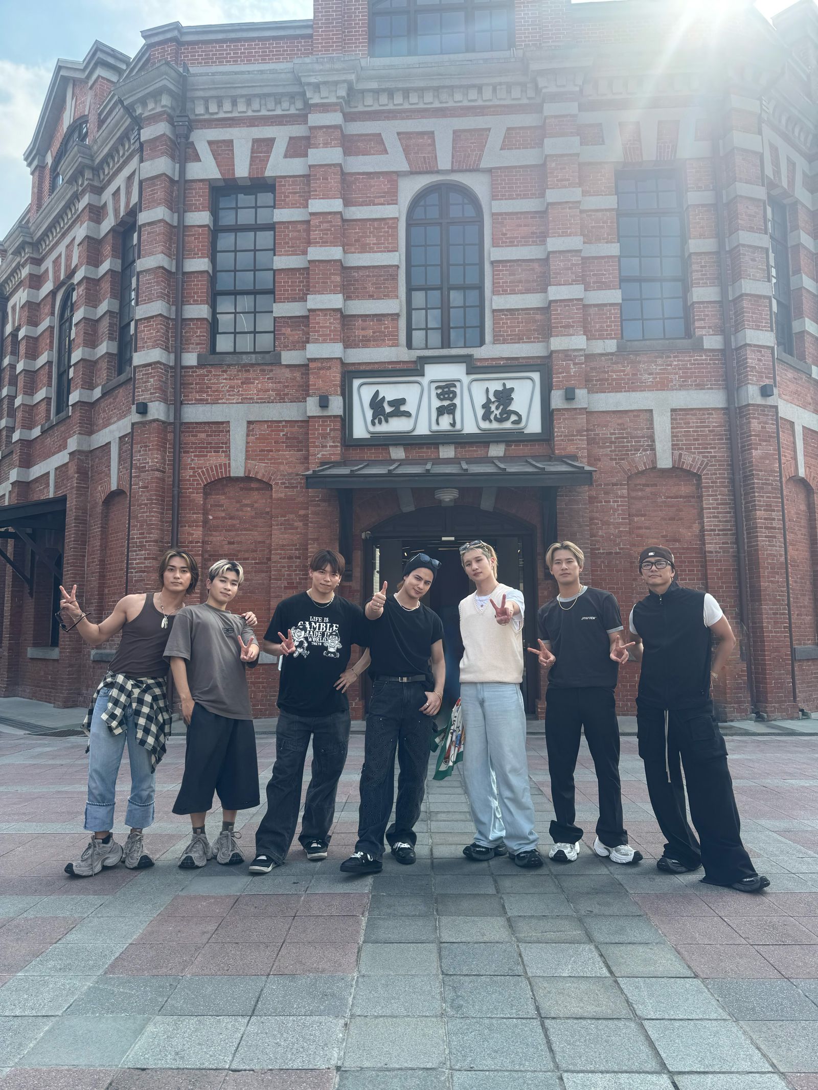 BALLISTIK BOYZ在西門紅樓前拍照,今搶先預告明天的亮點。LDH 愛夢悅提供
