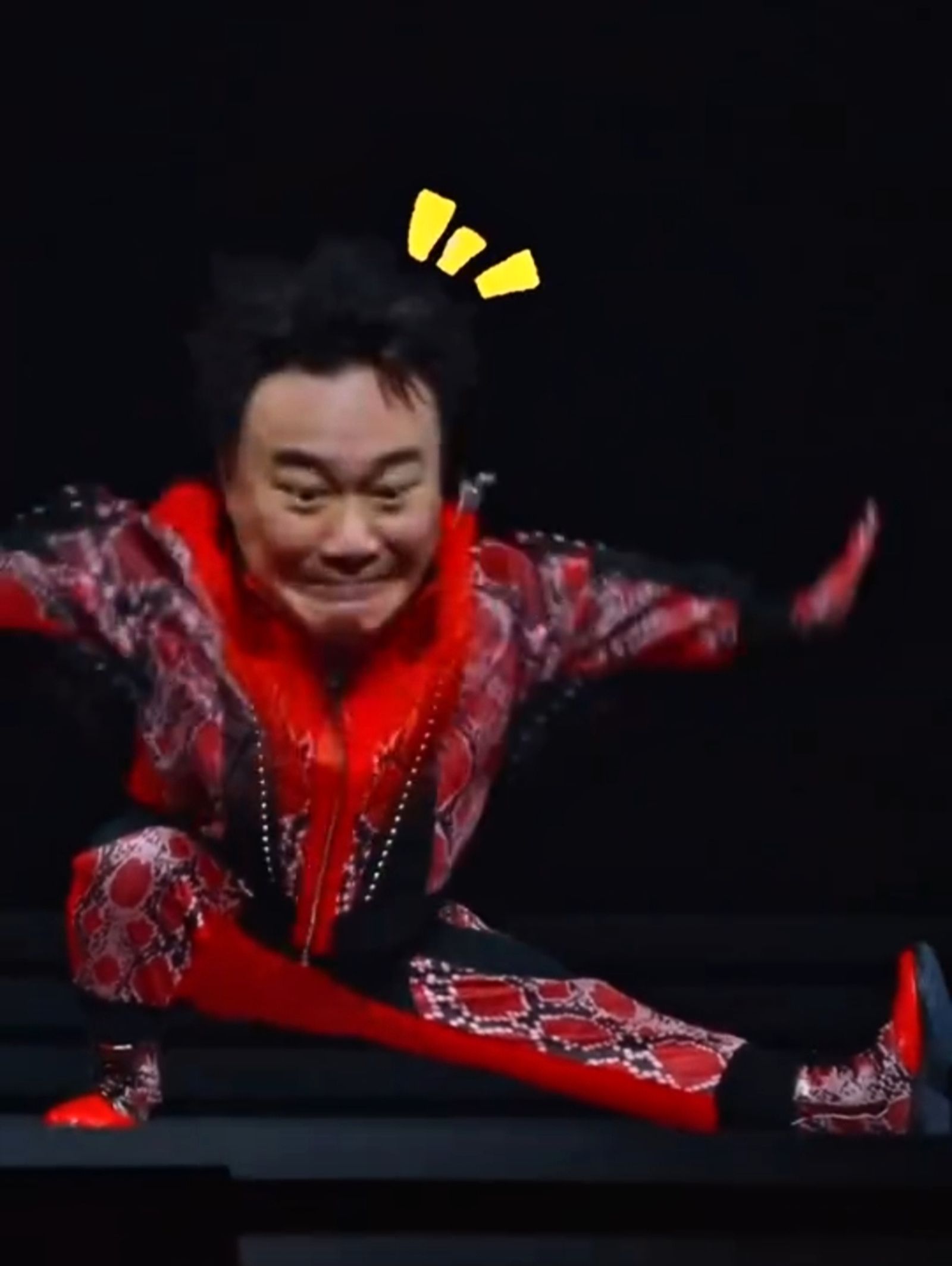 陳奕迅在演唱會台上示範拉筋動作。翻攝微博