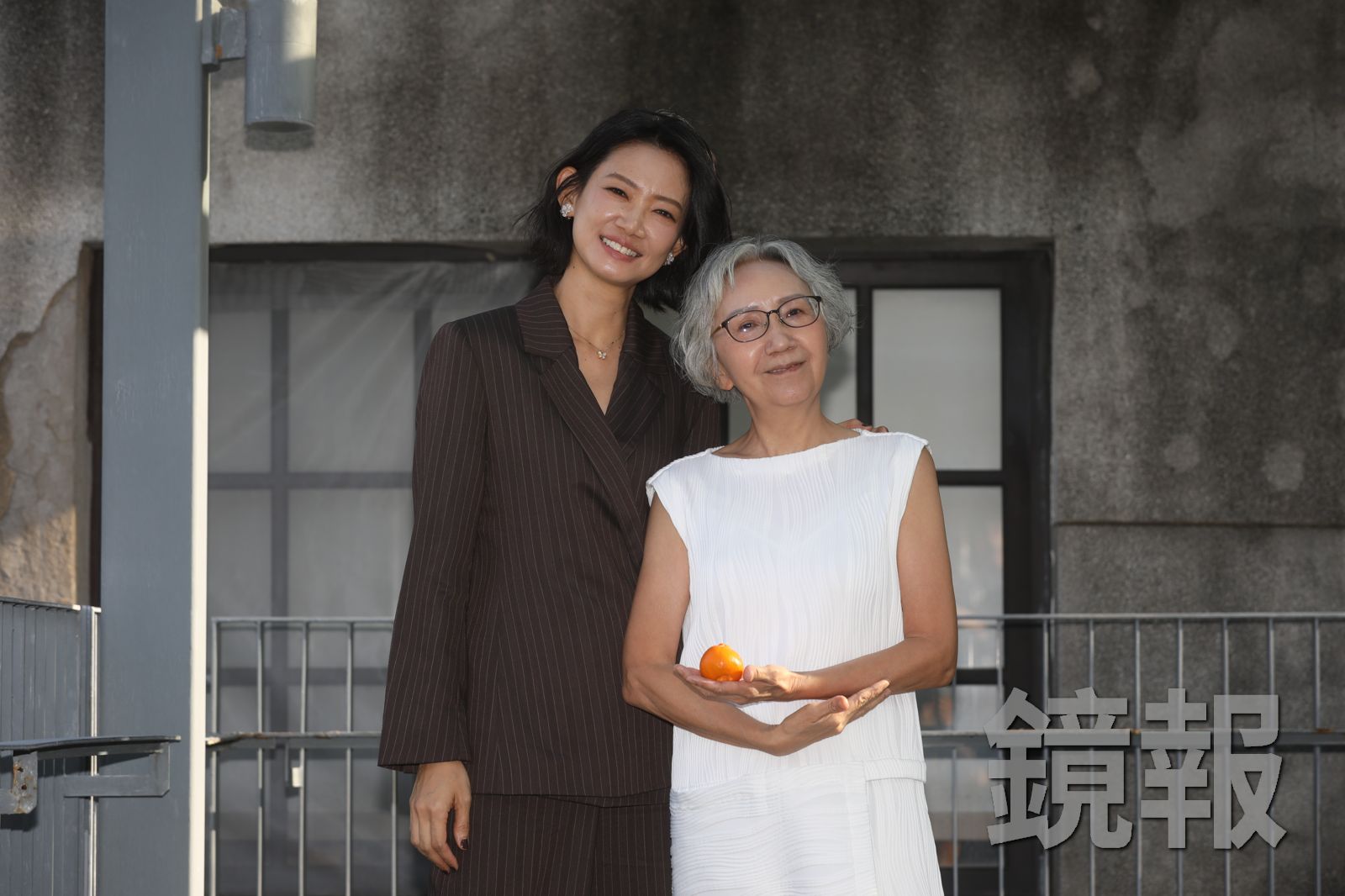 陸弈靜(右)與吳奕蓉在《客家電影院-小包袱》中飾演母女,雙雙入圍金鐘。攝影林煒凱