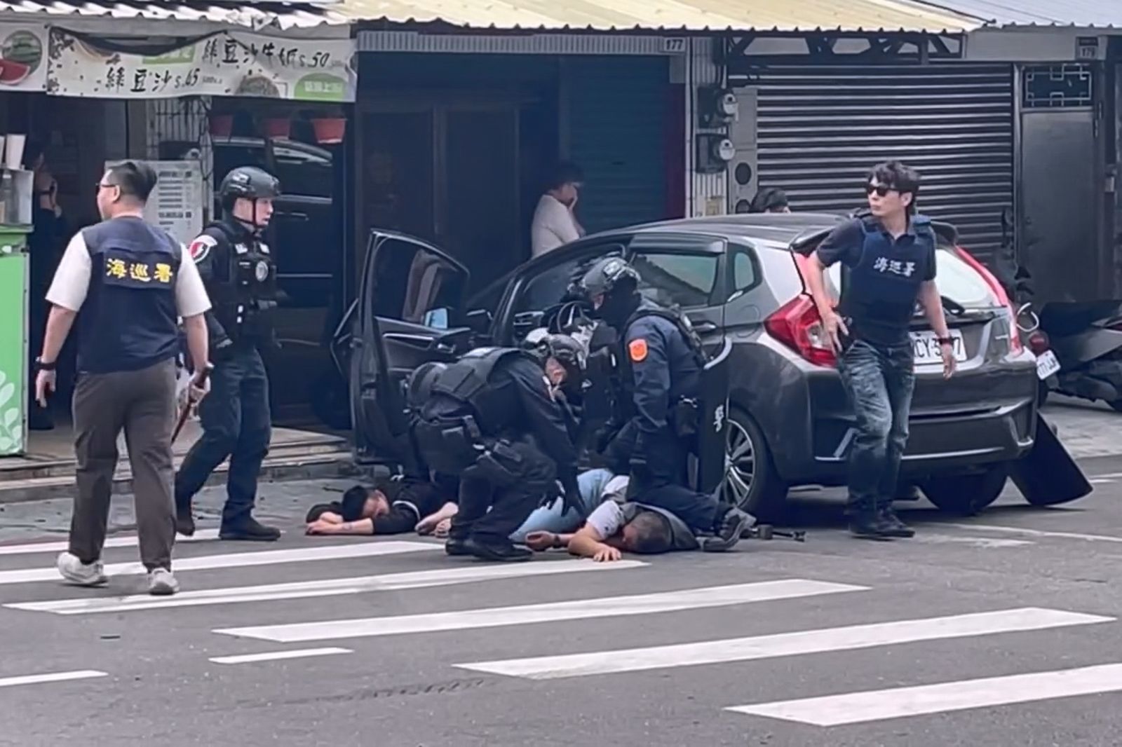 員林鬧區警匪追逐肉搏戰！偵防車「夾擊圍捕」2毒犯　驚險壓制畫面曝