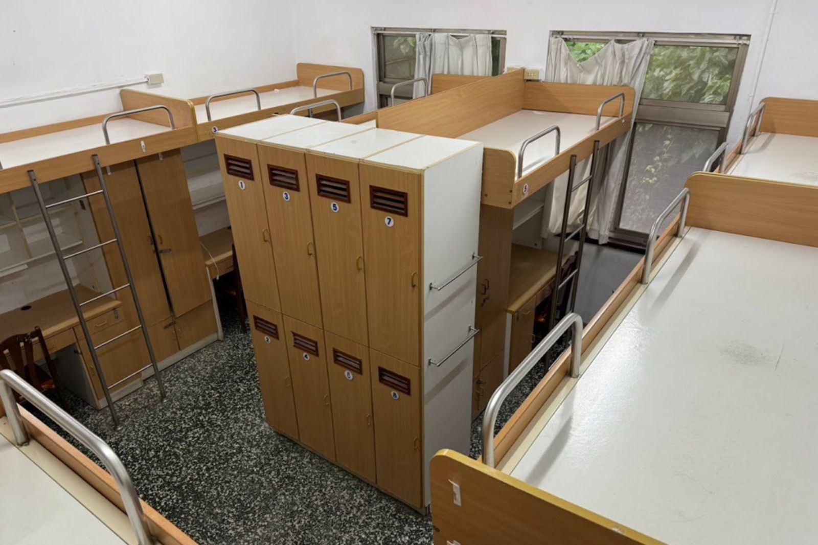 東吳大學新生分享「8人寢室」引熱議 網一看驚呆:成功嶺還比較大