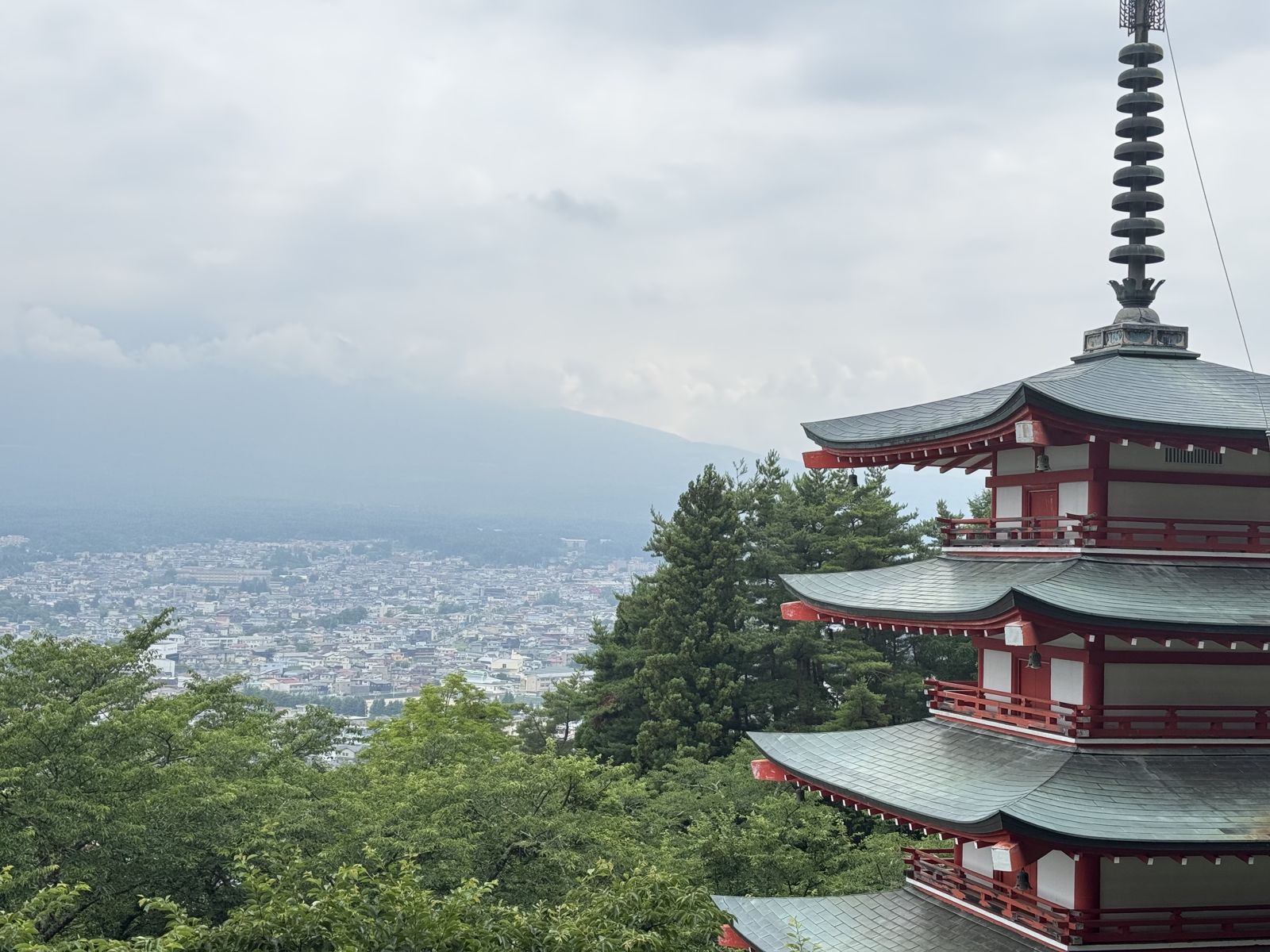 亂丟菸蒂、亂大便樣樣來！富士山「新倉山淺間公園」櫻花祭喊卡