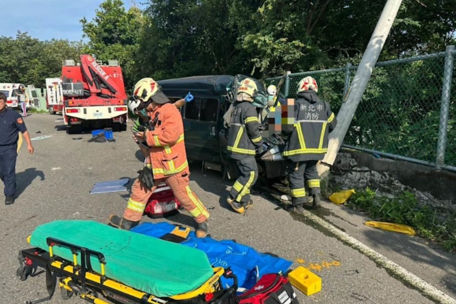 快訊／新北重大車禍！預拌混凝土車翻落邊坡　廂型車駕駛搶救不治