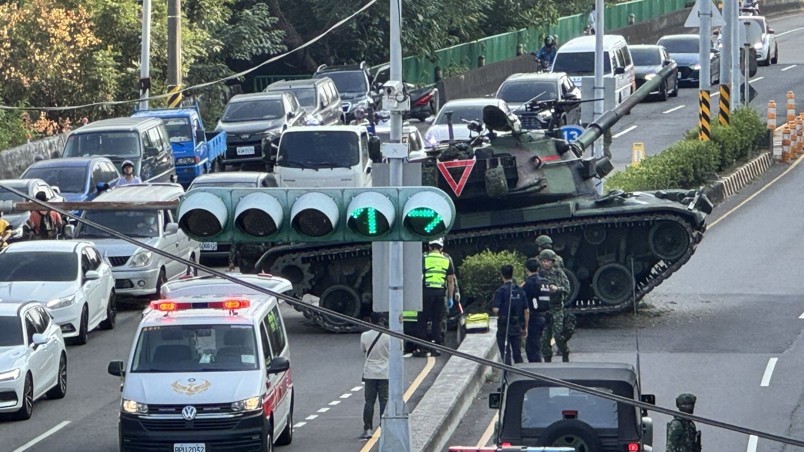 國軍M60A3坦克車失控開上中央分隔島，影響雙向車流，軍警派員到場進行疏導。圖／民眾提供