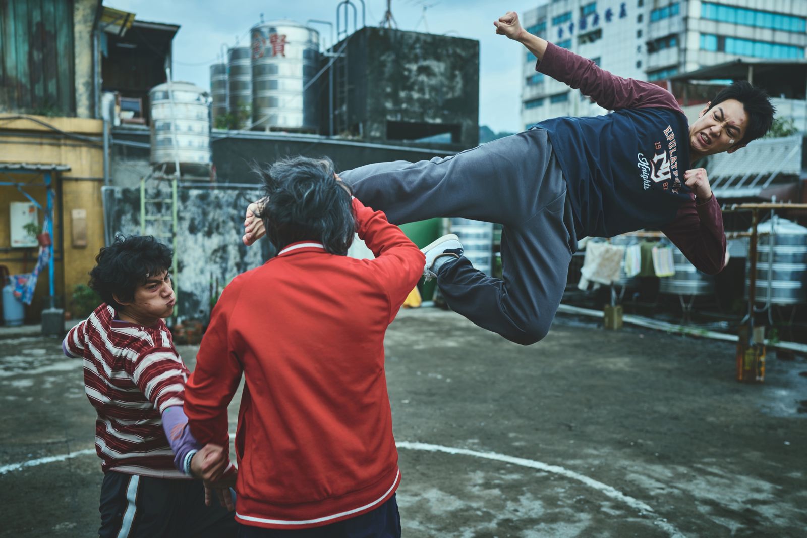 柯震東(右一)挑戰高密度動作戲全面升級，表現獲韓國動作導演張材旭讚「比專業團隊還強。」麻吉砥加提供