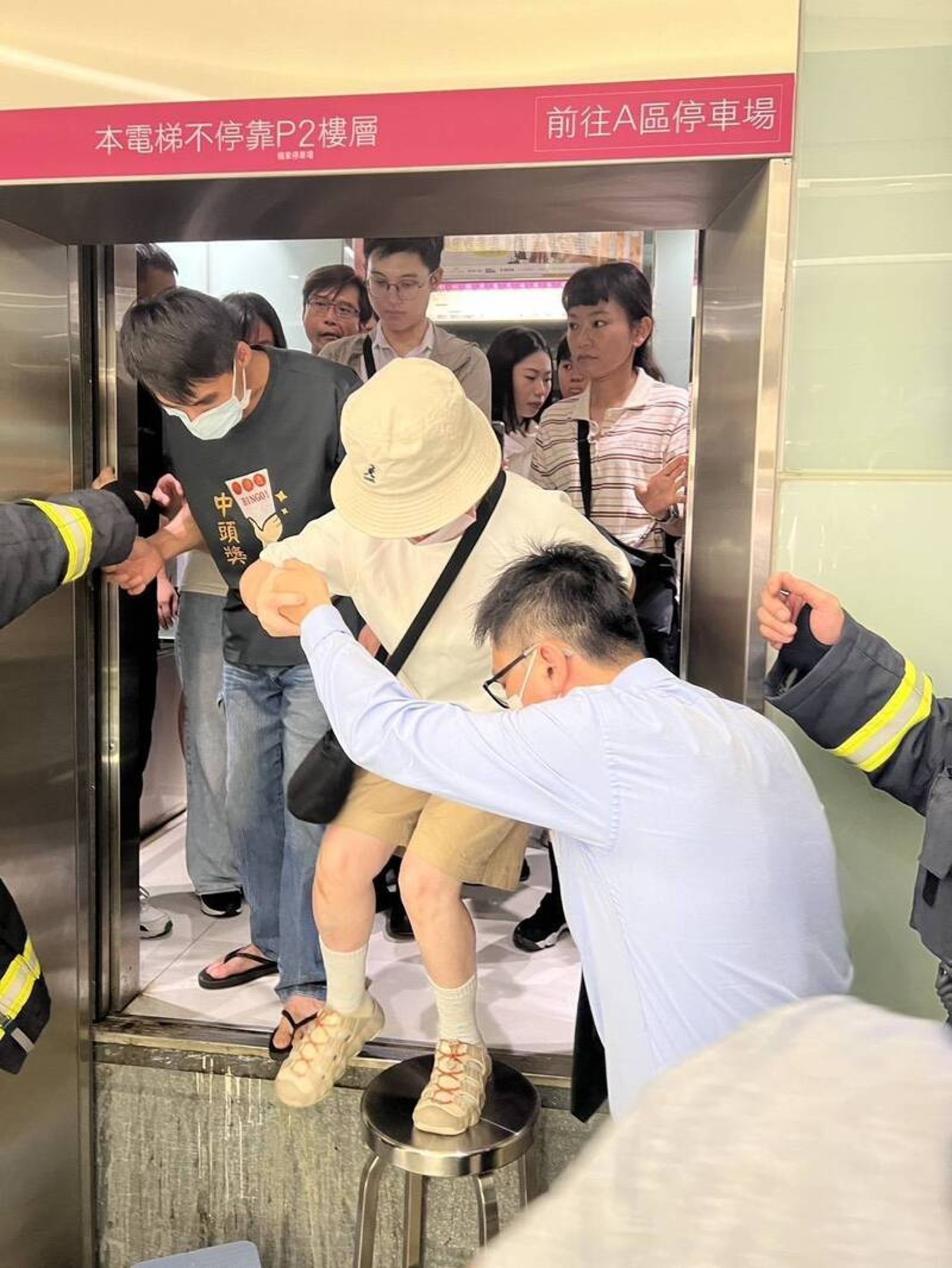 大遠百電梯驚魂！19人受困近1小時 消防急救援椅子當踏板脫困