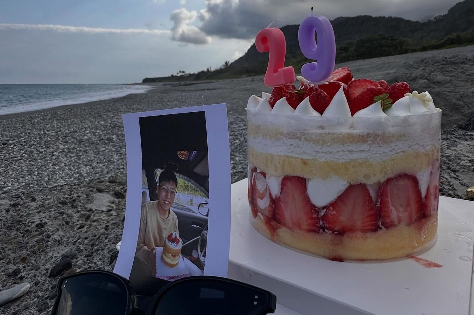 辛柏毅失聯50天，妻子與爸爸媽媽前往最靠近辛柏毅的海邊為他慶祝29歲生日。圖／翻攝自Threads