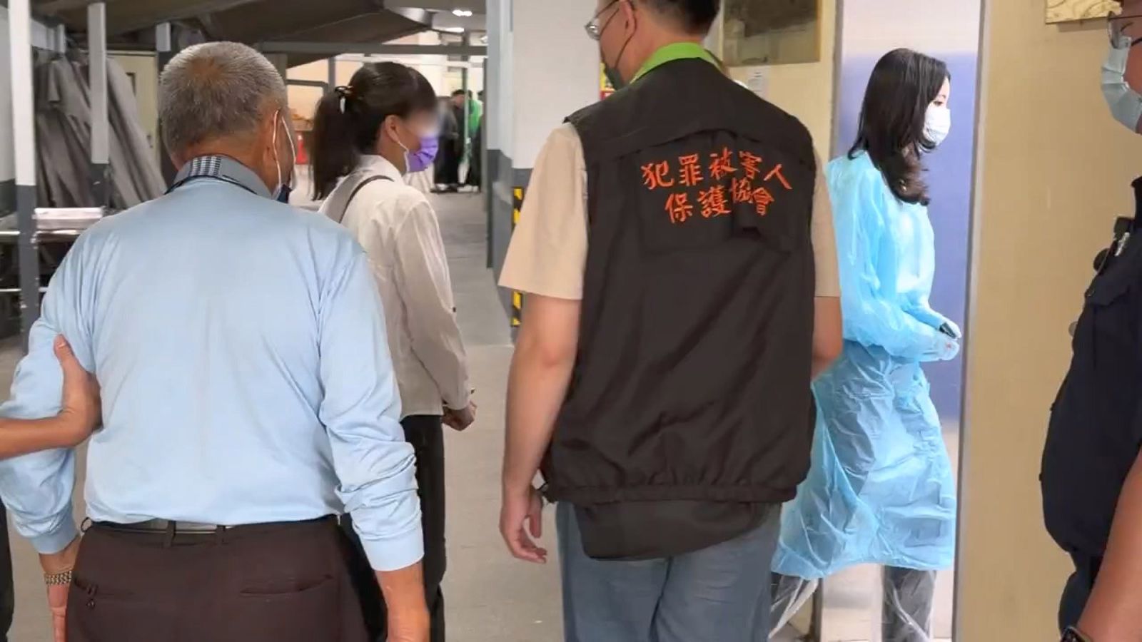護理師的阿公跟媽媽9日到殯儀館陪同相驗,但撐不到1分鐘就步出,情緒極度悲痛。圖/民眾提供