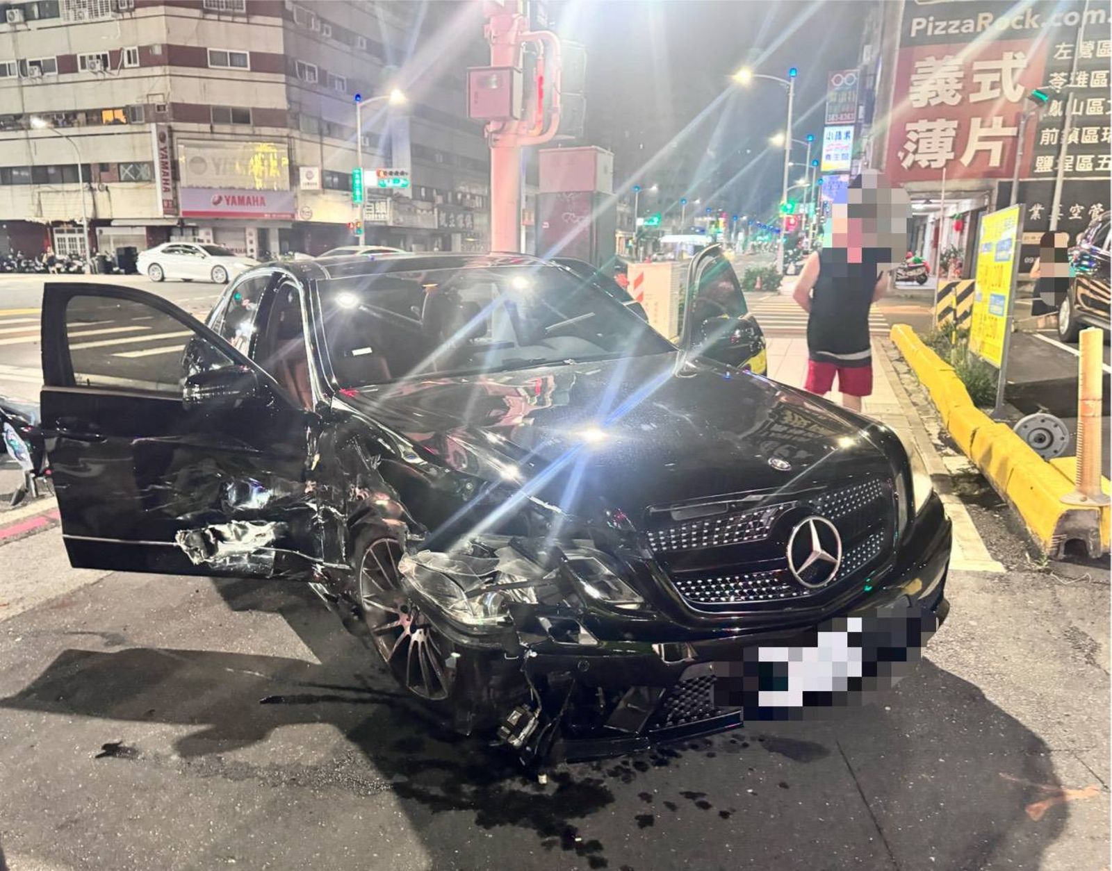有片／賓士車深夜違規左轉釀連環車禍　機車等紅燈衰被波及