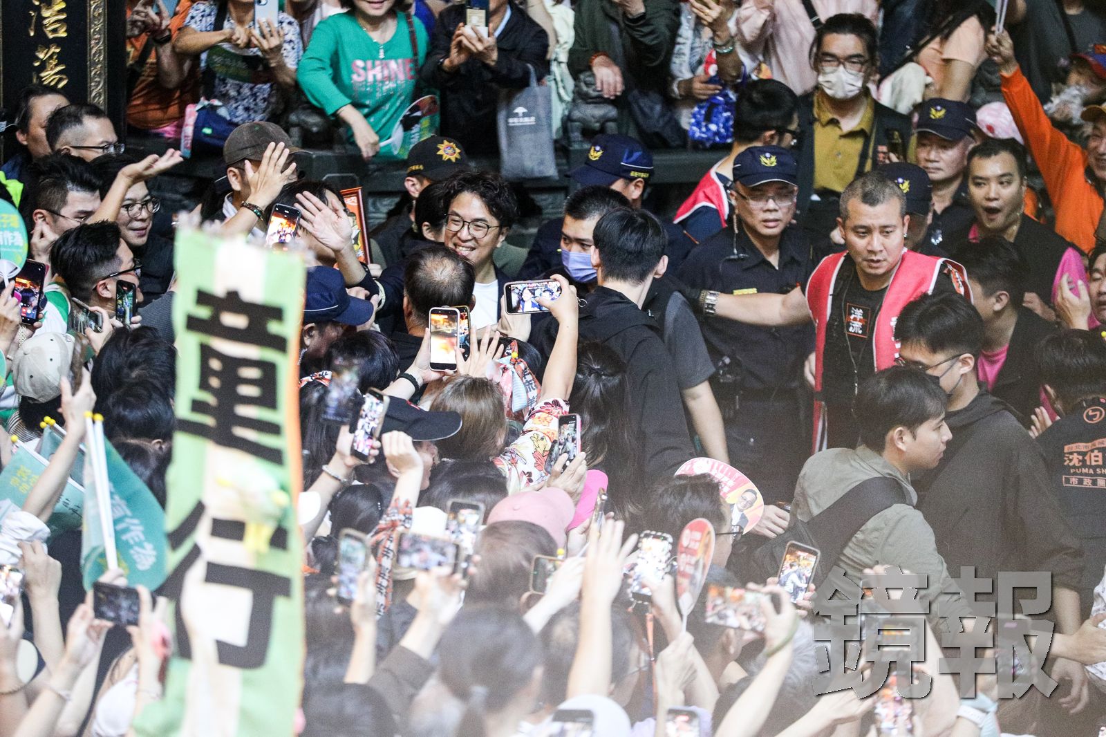 民進黨台北市長參選人沈伯洋前進基隆助選童子瑋,終點站慶安宮被擠得水泄不通。攝影鄒保祥