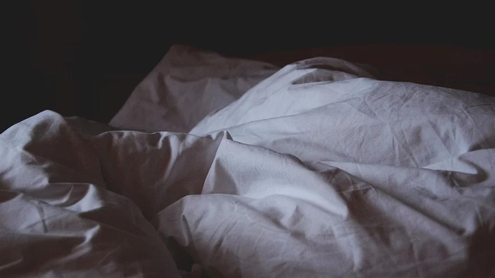 台中妹揪網友南下做醫美...喝下「甜甜的水」竟昏睡2天　醒來下體黏黏的