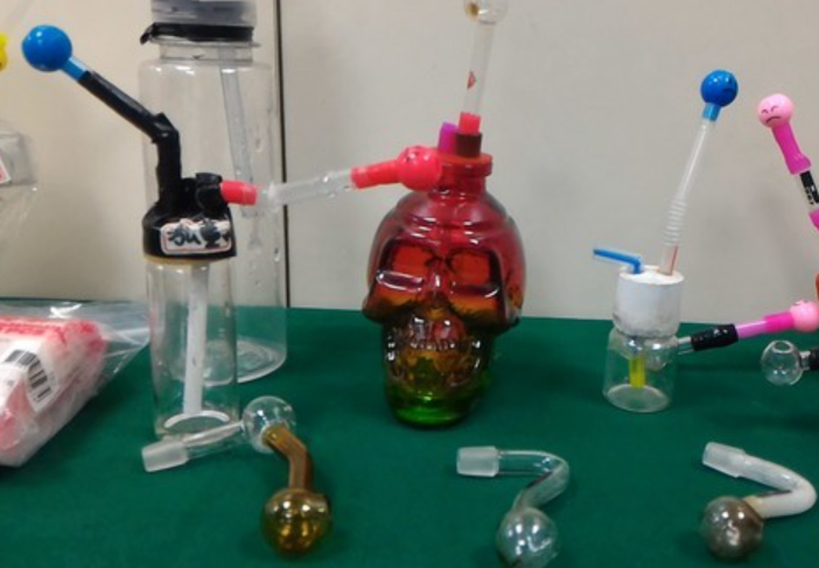 14歲遲緩兒無力分辨　誤飲62歲毒父吸食器「過濾水」毒發身亡