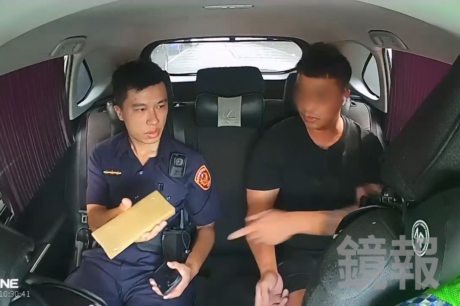 警方當場逮捕王男,開著他的車返回派出所途中,警員出示裝有5萬現鈔的信封紙袋,王男強調,根據平台接單資訊,只知道是「名貴茶葉跟私人用品」。王男家屬獨家提供《鏡報》