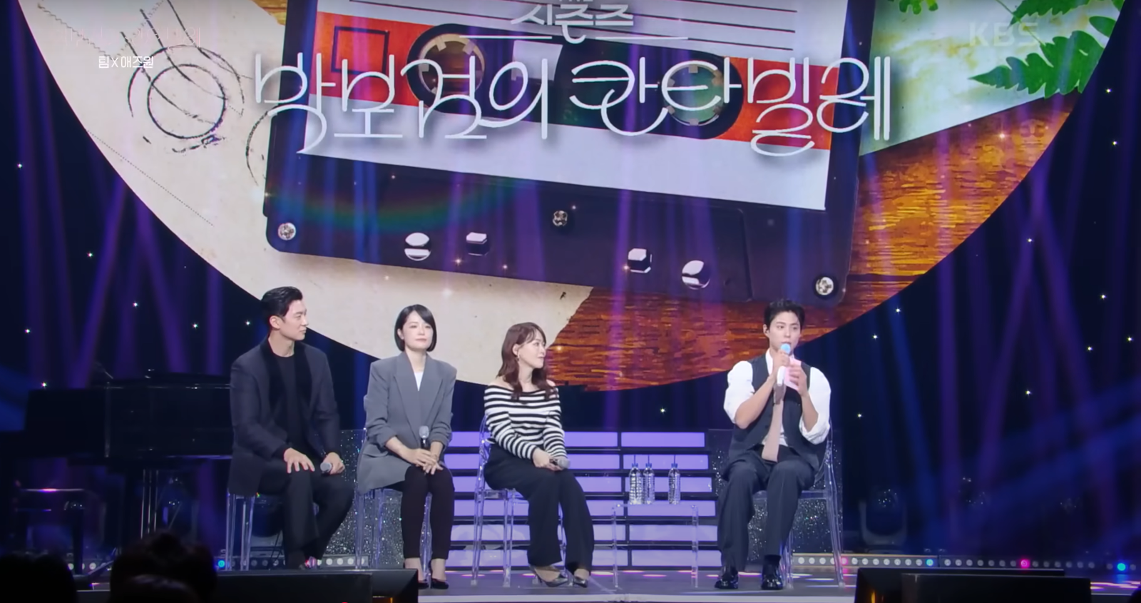 朴寶劍(右)當時介紹As One曾唱響的多首夯曲。翻攝YT@KBS Kpop
