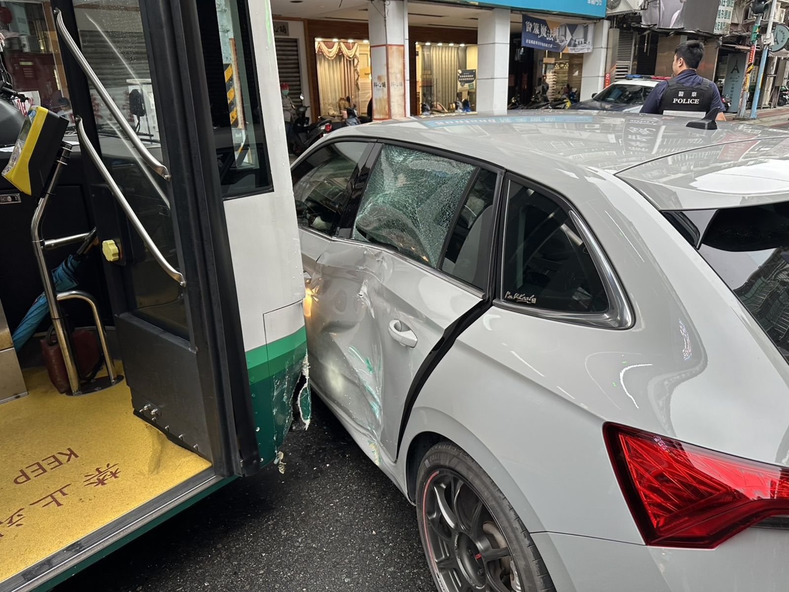 小轎車左後方車門嚴重凹陷，只差一點點就撞上駕駛座。翻攝畫面