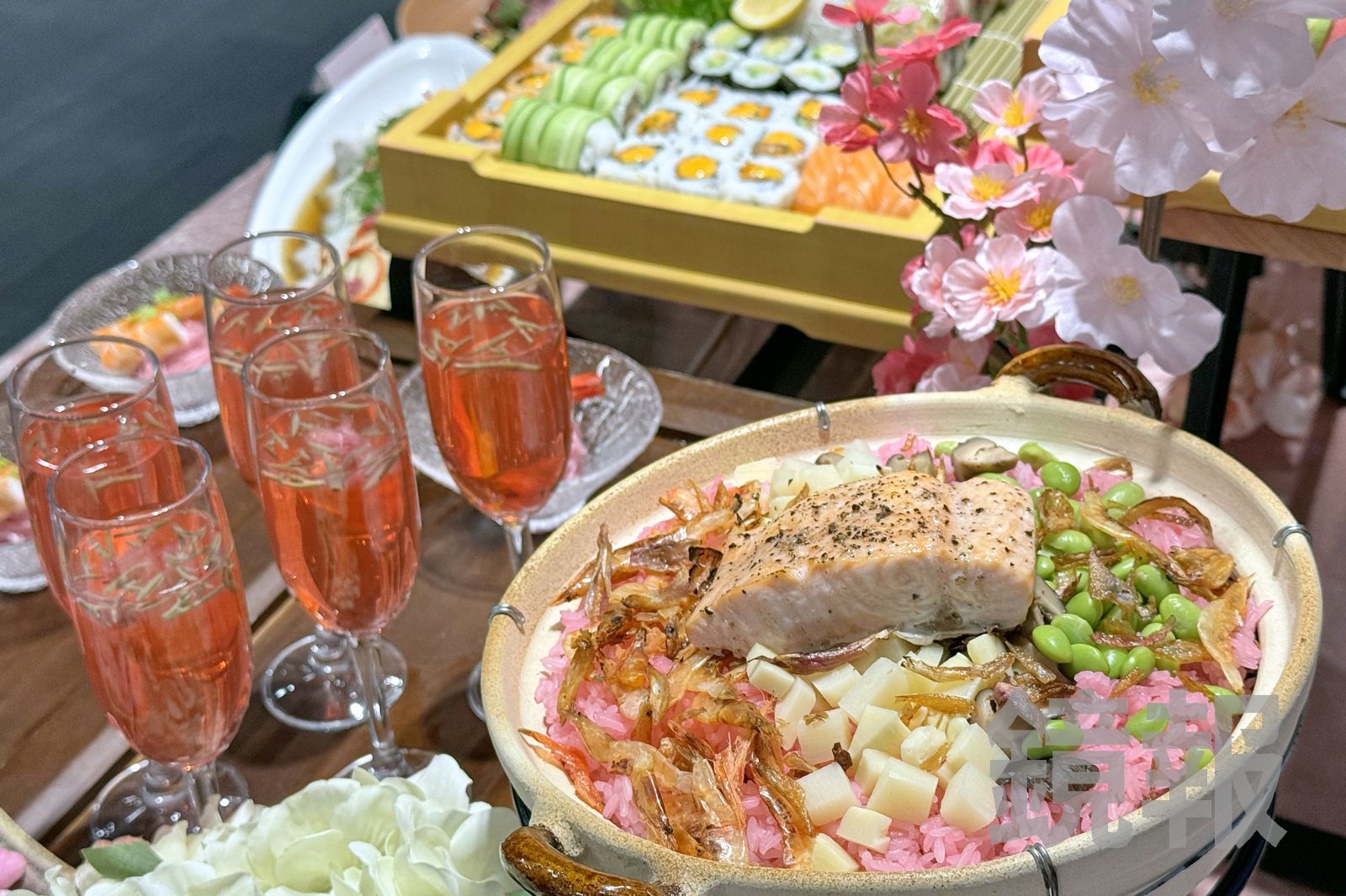 星饗道國際自助餐春季料理「櫻花鮭魚炊飯」。林建鋒攝