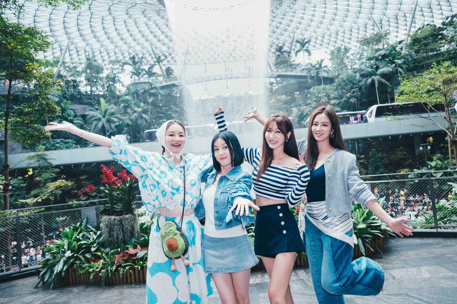 曾莞婷（右二）首度挑戰實境節目《驚奇旅明星》。翻攝自《驚奇旅明星》臉書