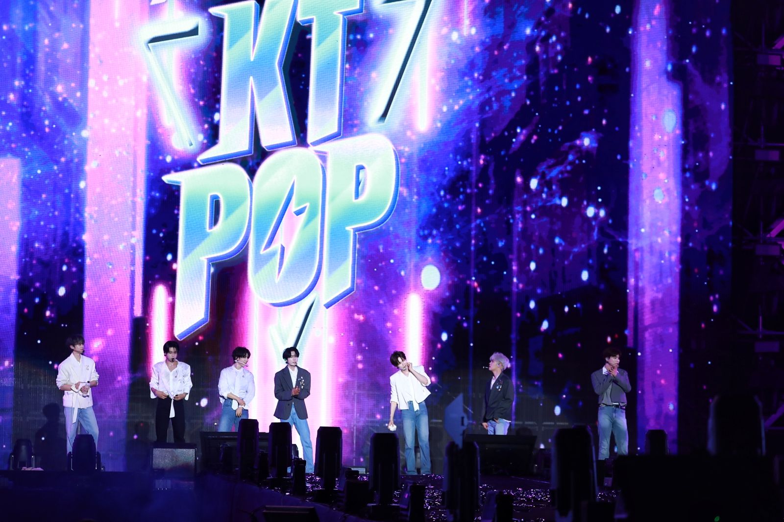 ZEROBASEONE對高雄歌迷說「我愛你」。讀者提供