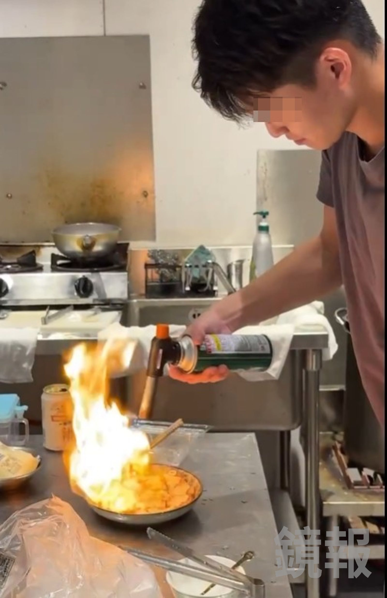 林姓海巡隊員親自在社群上示範炙燒生魚片。翻攝Threads