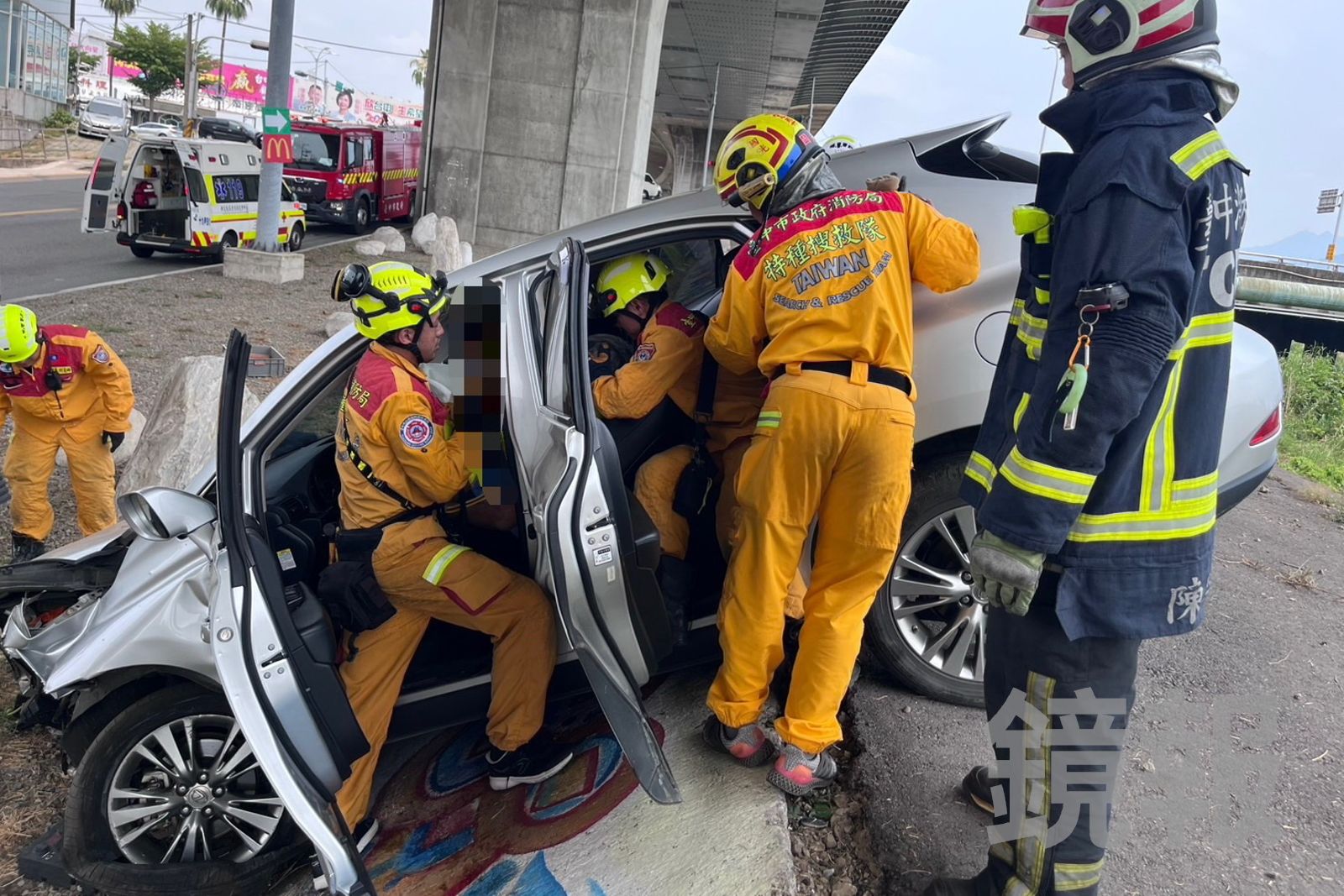 莊男自撞分隔島、受困在車內，救出時已無生命跡象。民眾提供