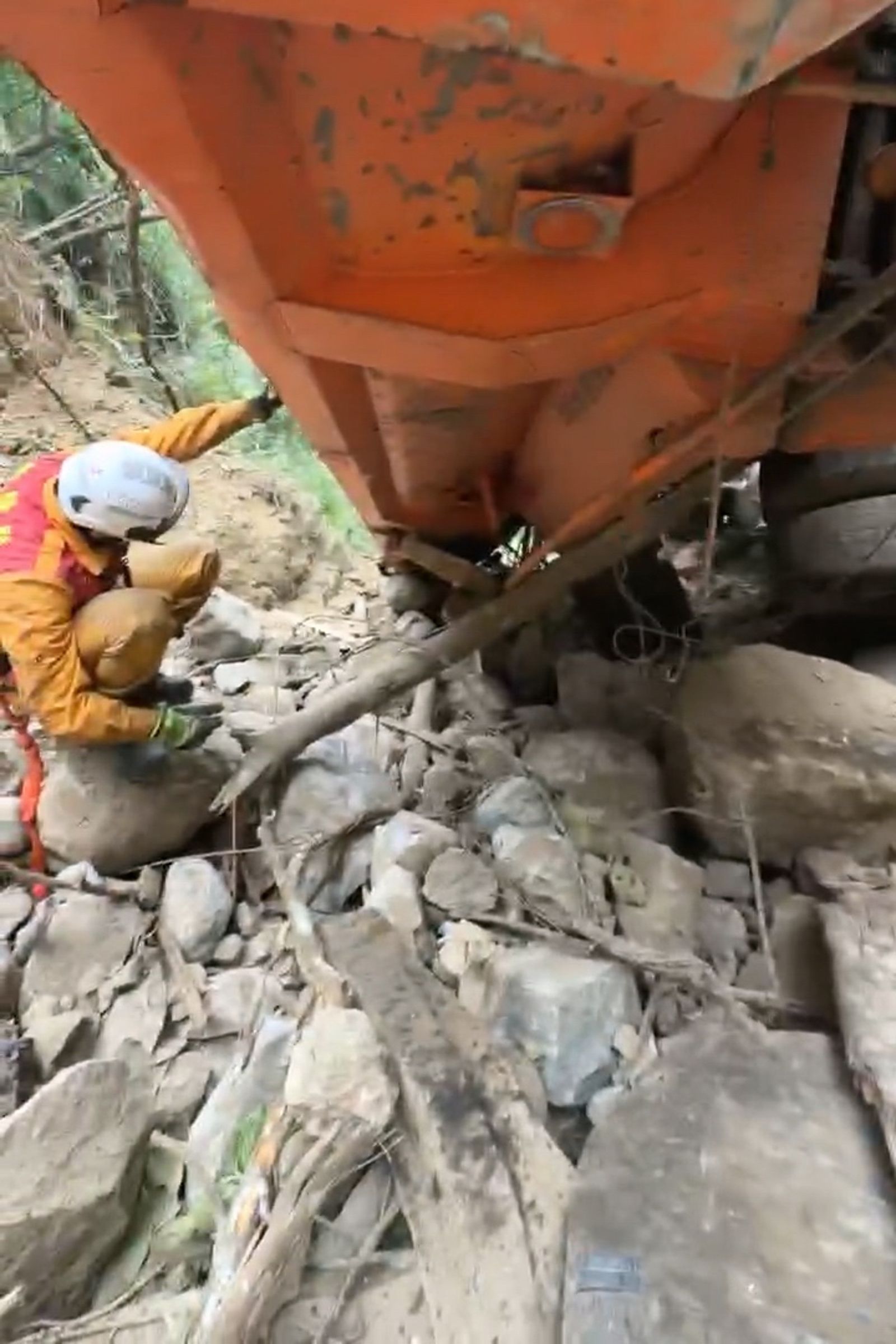 搜救隊員在谷底找到砂石車，但未發現駕駛的蹤影。民眾提供