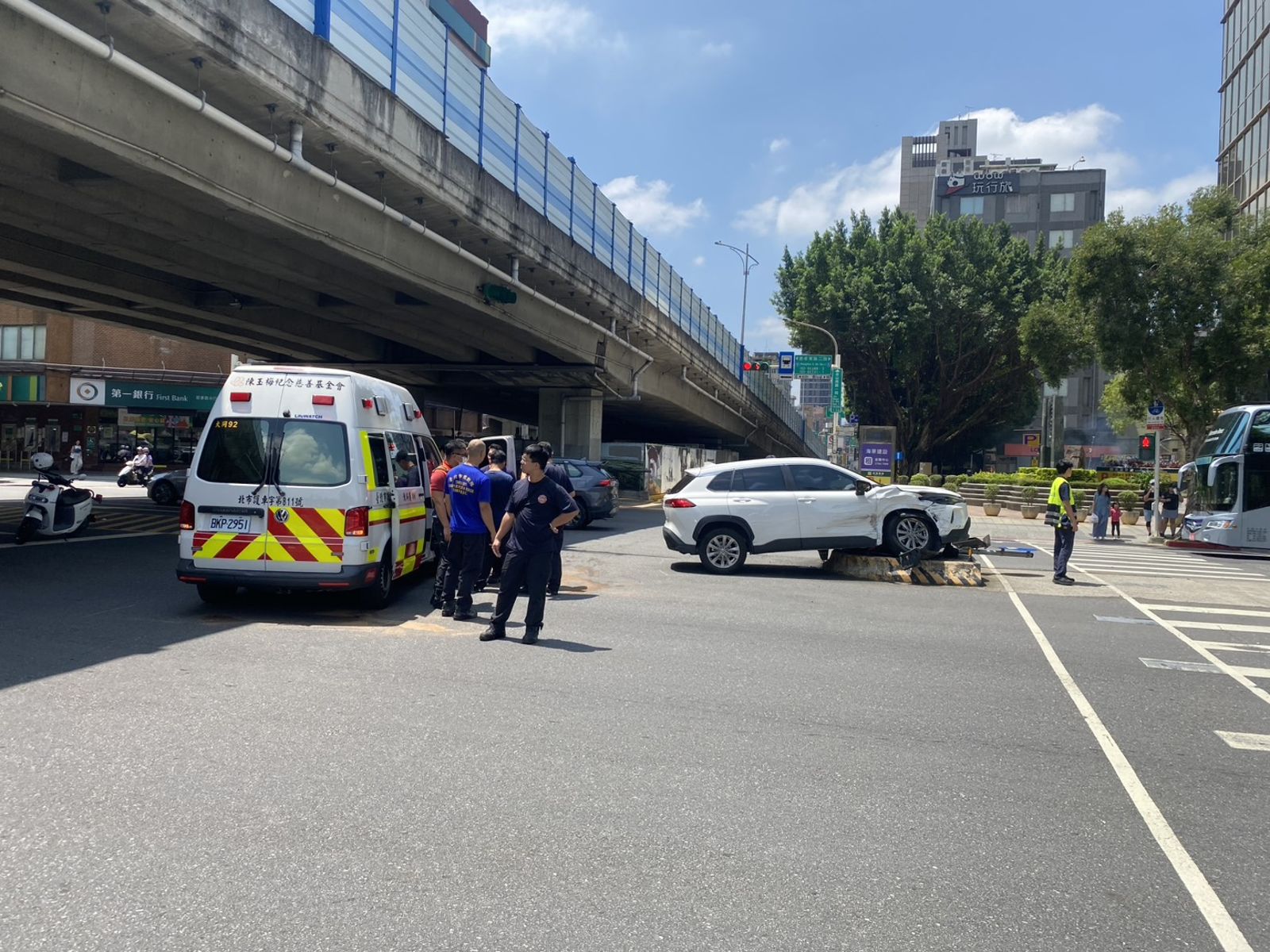 加速硬闖畫面曝！北市救護車鳴笛遭「不禮讓計程車」猛撞　3人送醫