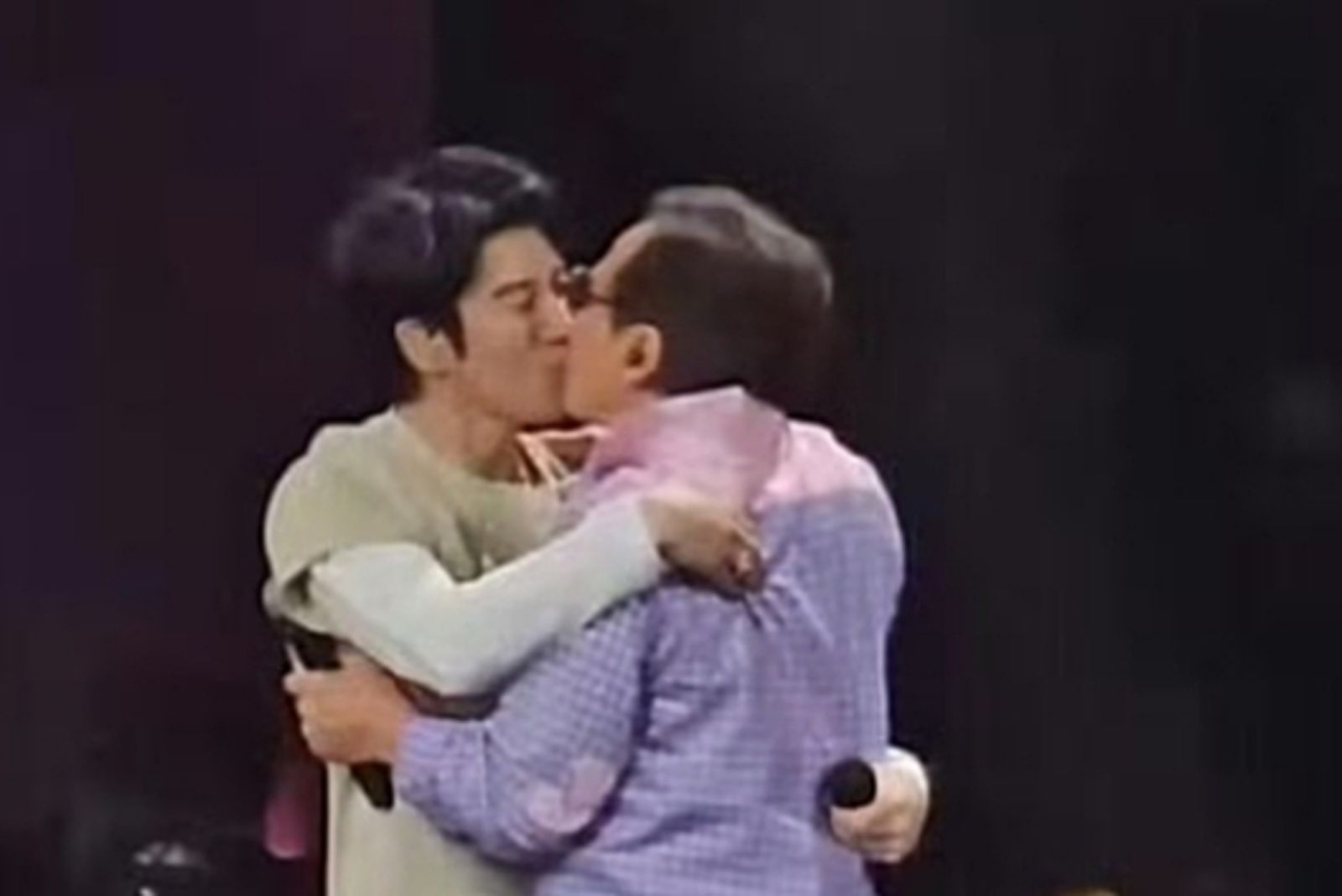 才被轟對容祖兒伸鹹豬手　成龍又與王力宏激吻「嘴對嘴親親」