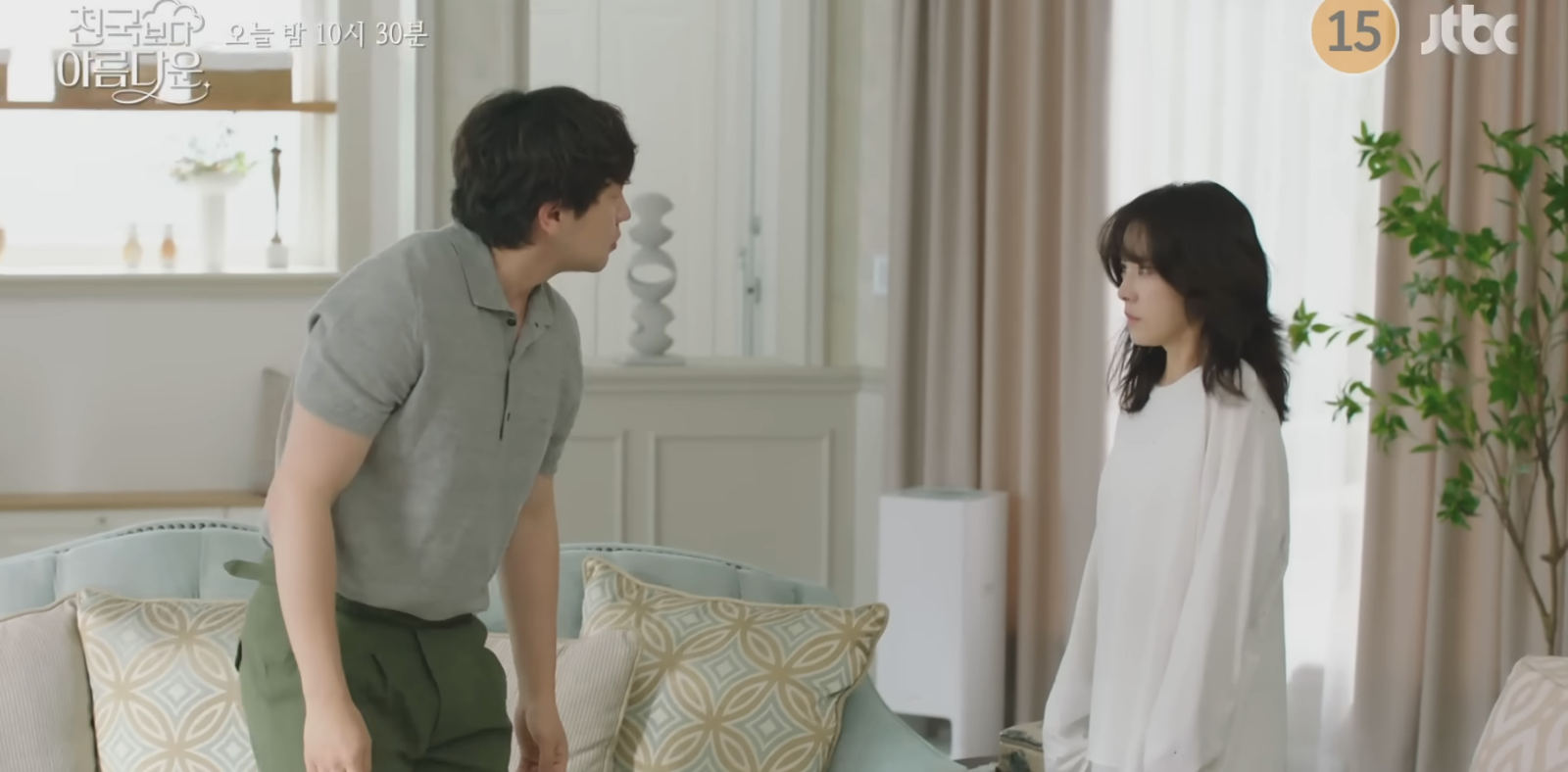 孫錫久（左）與韓志旼（右）起爭執。翻攝JTBC Drama YouTube。翻攝JTBC Drama YouTube