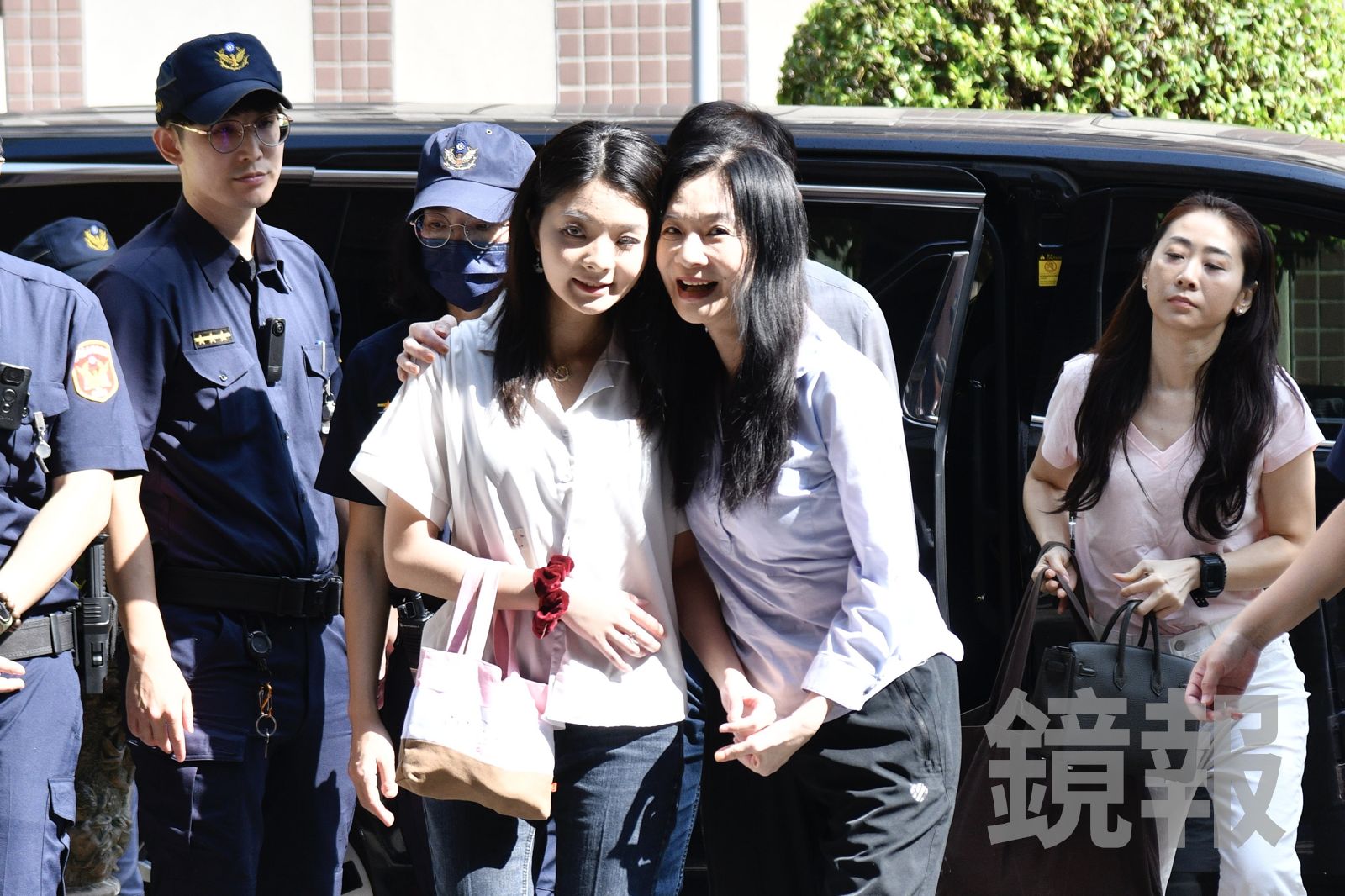 京華城案重開羈押庭！應曉薇女兒甜美現身　母女「臉貼臉」大秀親情