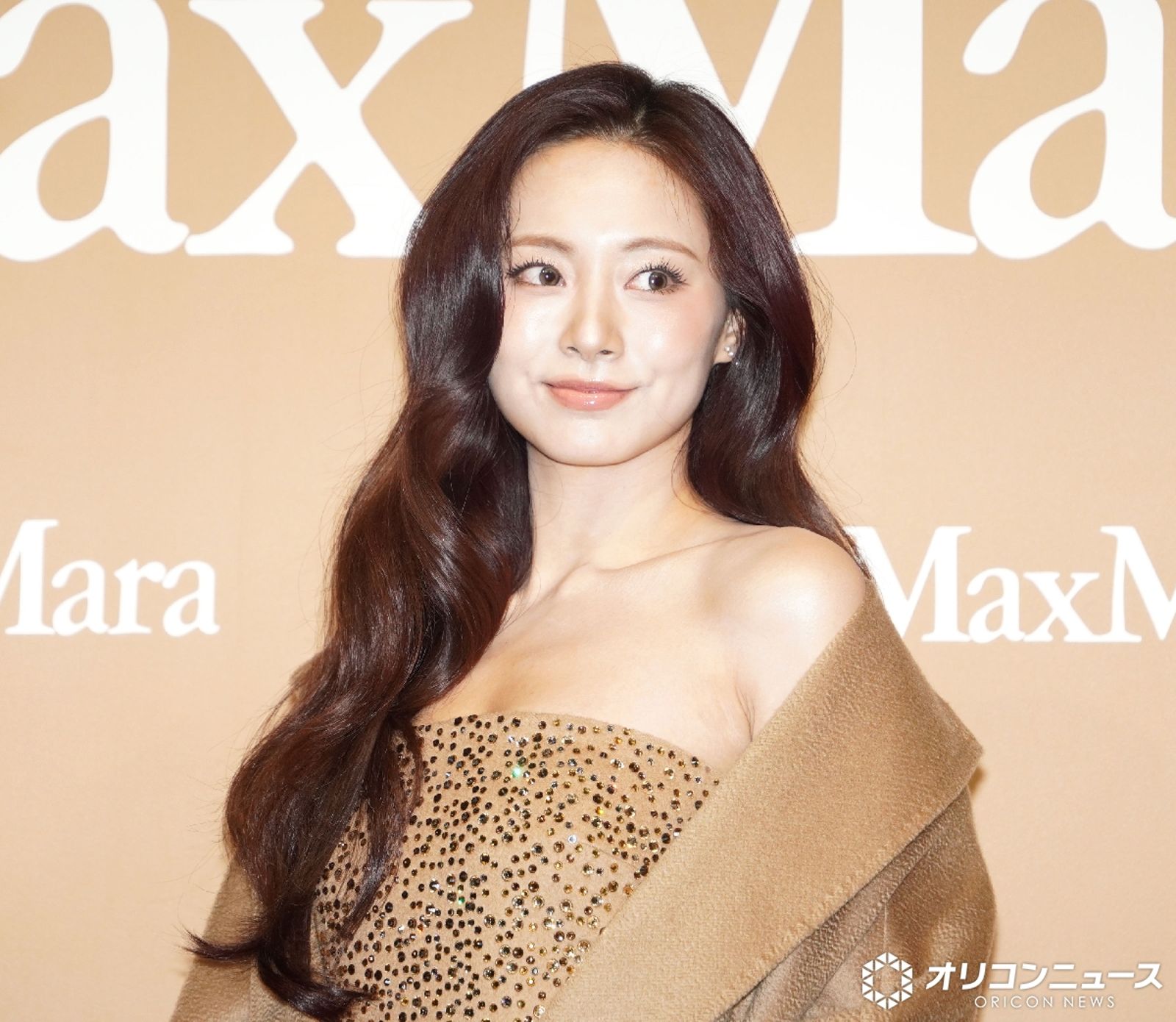 子瑜小露香肩展露性感。翻攝X@oricon