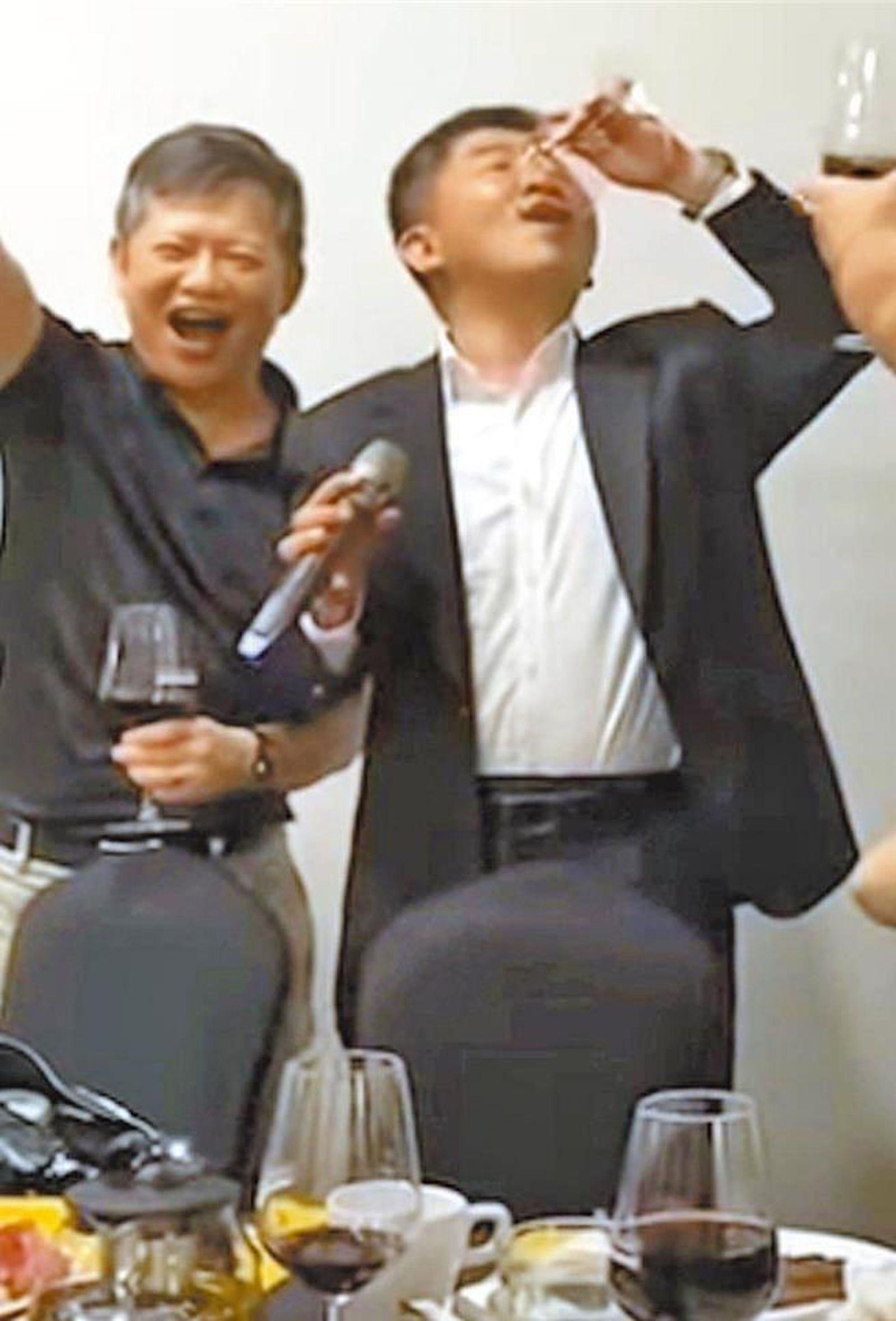 陳世瑀(左)新冠疫情期間,曾因與時任衛福部長陳時中聚餐飲宴並大讚對方「好酒量」。翻攝網路