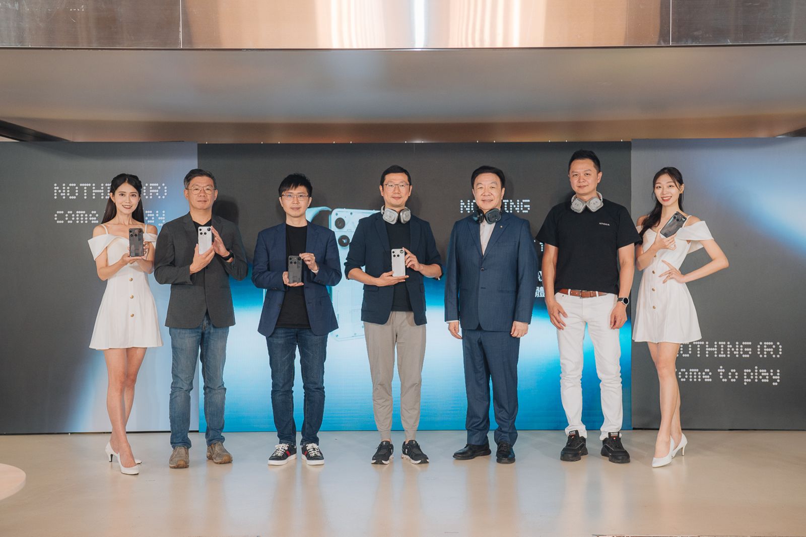 圖為Nothing東亞區總經理Bernard(圖中)、台灣區總經理李秉宸(左三),與代理商正成集團總經理丘揚祖(右三)、皇鋒通訊資深處長呂俊寬(左二)。(圖/Nothing)