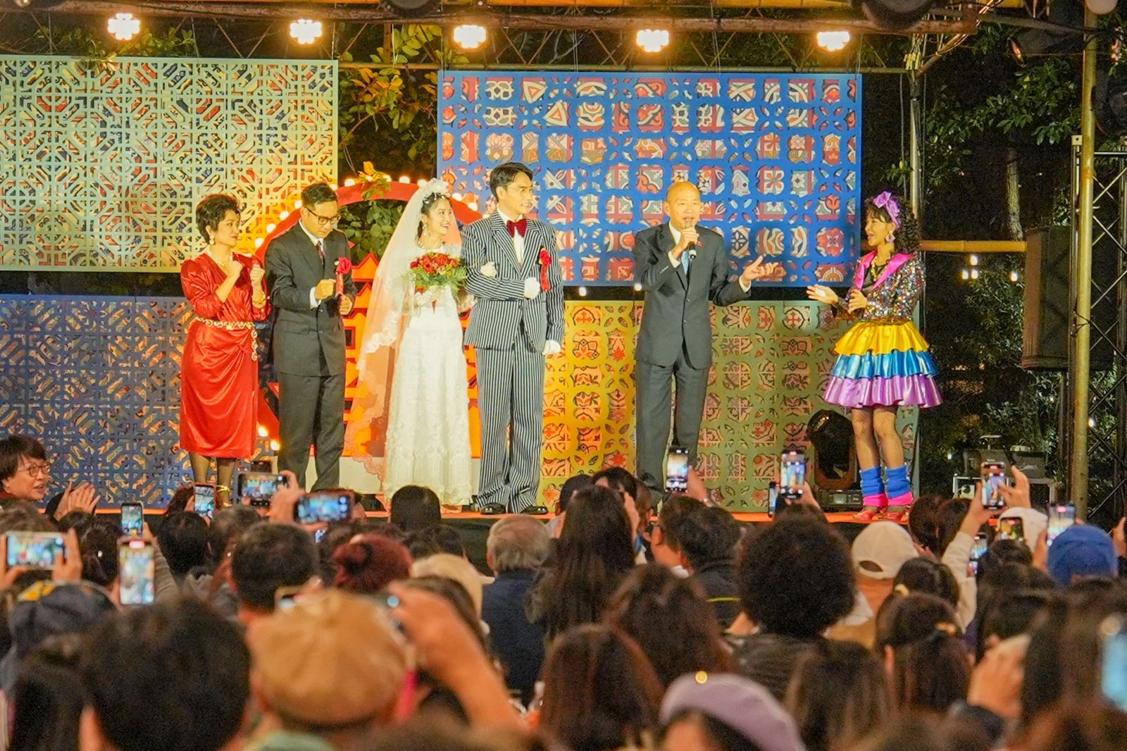 韓國瑜驚喜現身!《一村喜事》清唱軍歌〈夜襲〉 九旬韓媽叮嚀不准喝酒