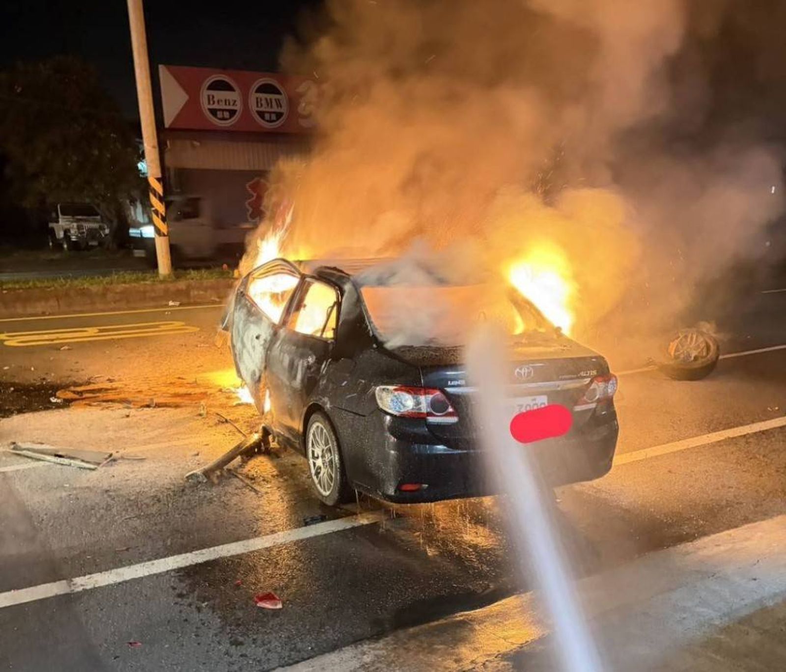 屏東凌晨驚傳「火轎車」! 34歲駕駛驚險逃生