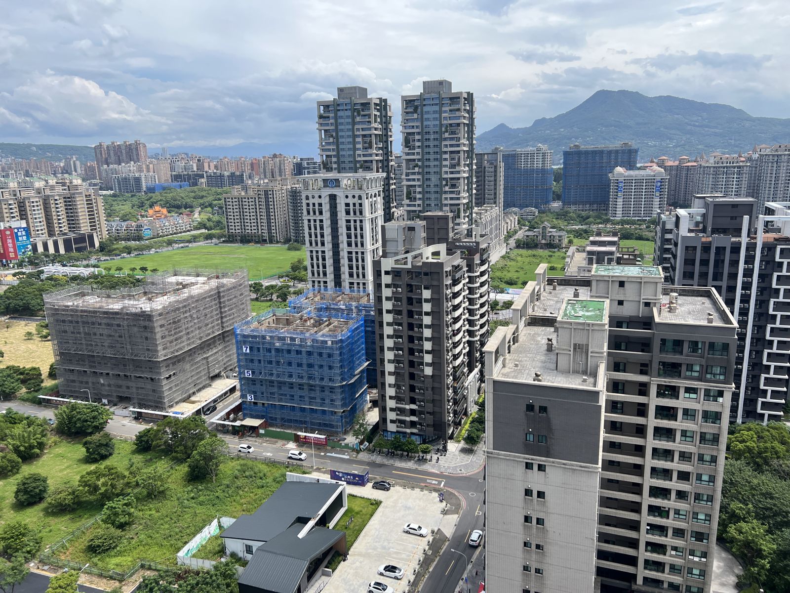 月薪3.3萬可以買房嗎？她驚見「不吃不喝要存25年」…一張試算表揭殘酷現實