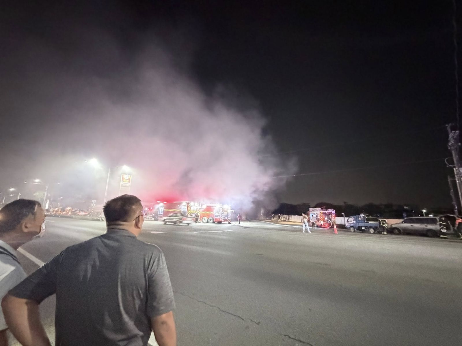 屏東加油站突起火　濃煙直竄籠罩天際情勢危急
