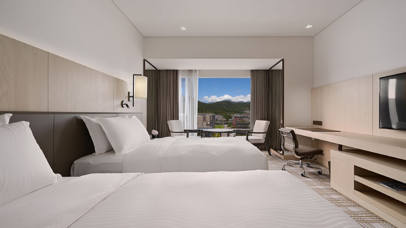 「萬元奢享假期」一泊二食住房方案，直接把經典客房升等成豪華客房。（台北萬豪酒店供圖）