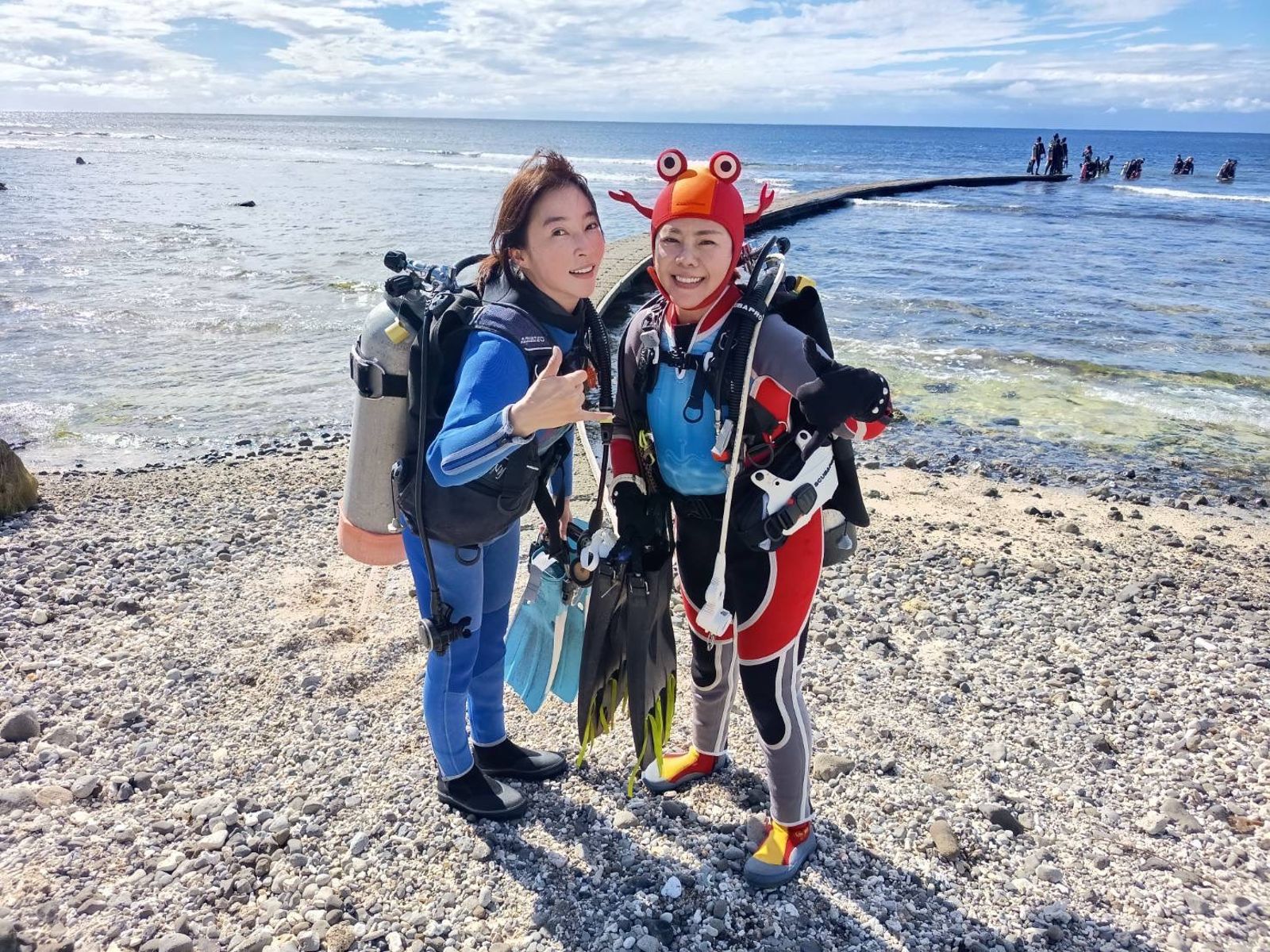 錦雯(右)和張家瑋練習潛水。民視提供