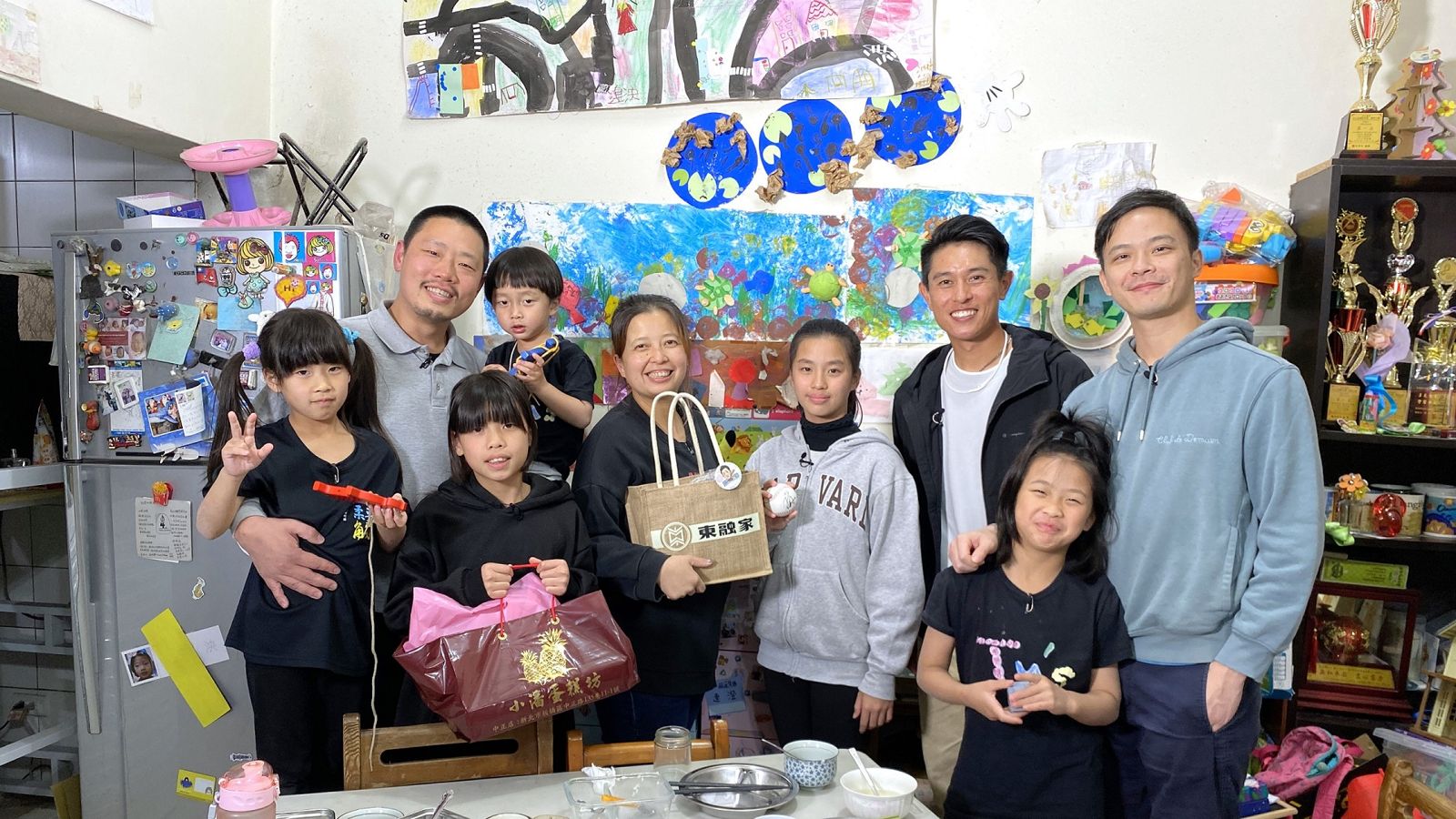 棒球員吳東融(右3)拜訪育有5寶的受訪家庭。公共電視提供