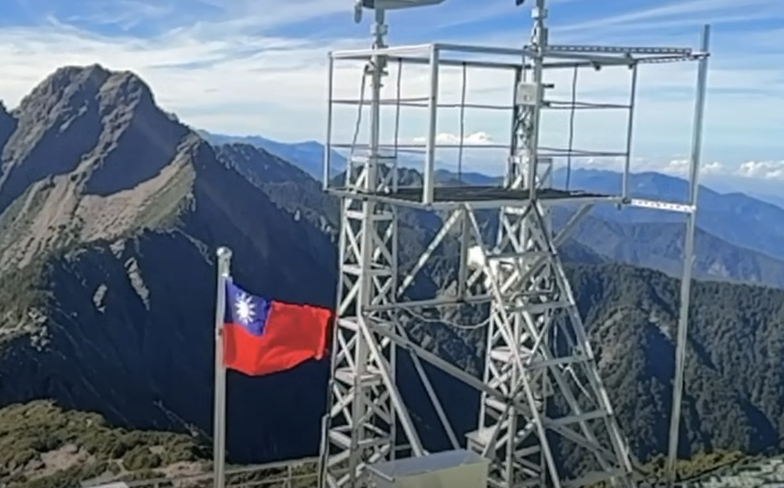 玉山氣象站也進行升旗儀式,讓不少民眾感動不已。圖/翻攝自鄭明典臉書