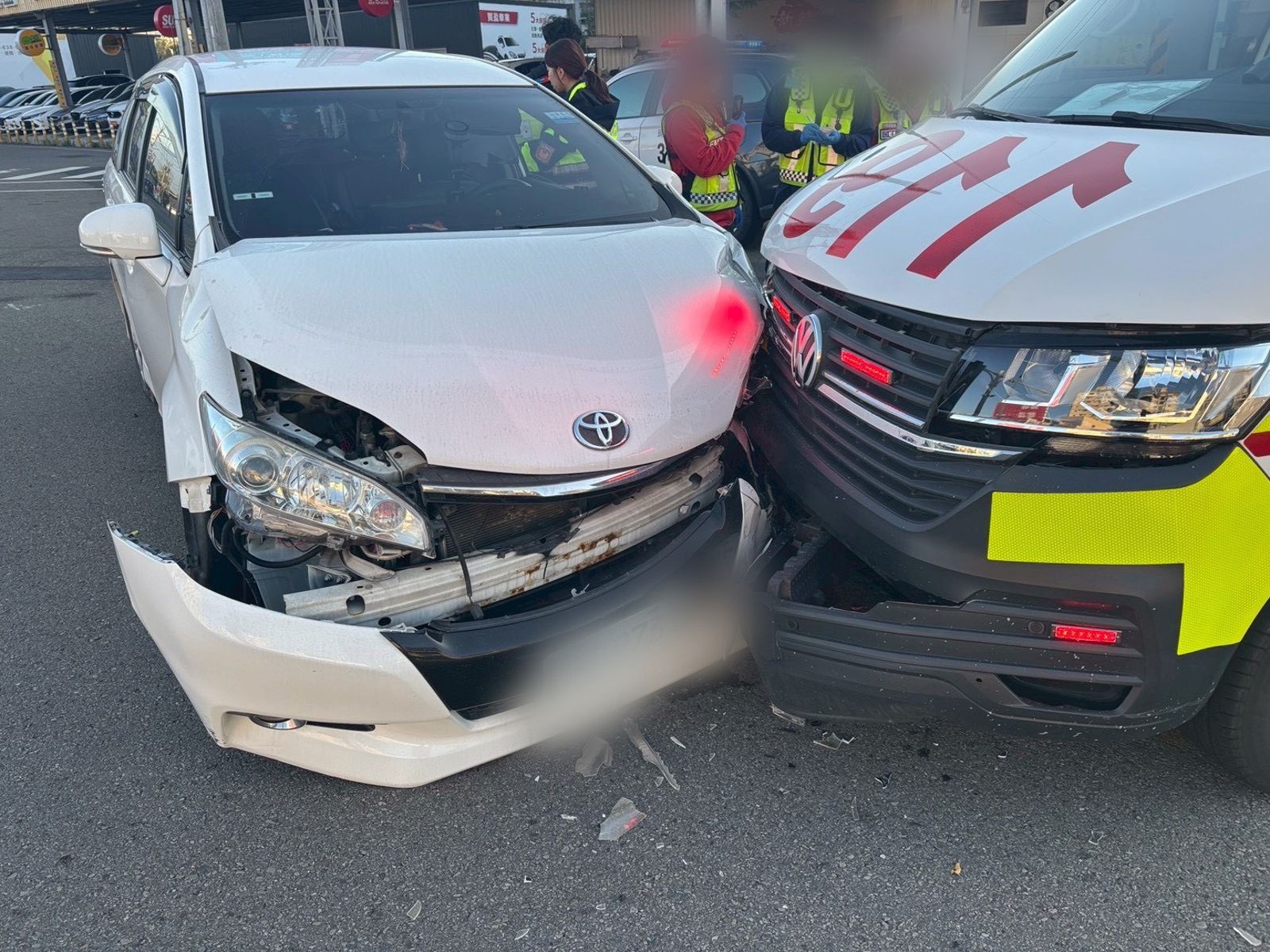 救護車跨區救援路口遭撞! 女駕駛稱「沒聽到鳴笛」